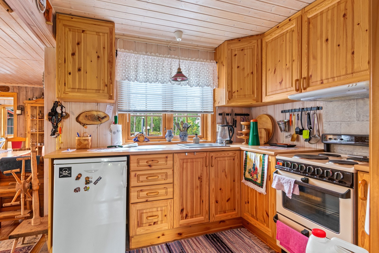 Romslig kjøkken med godt med benke- og skapplass. Galleribilde