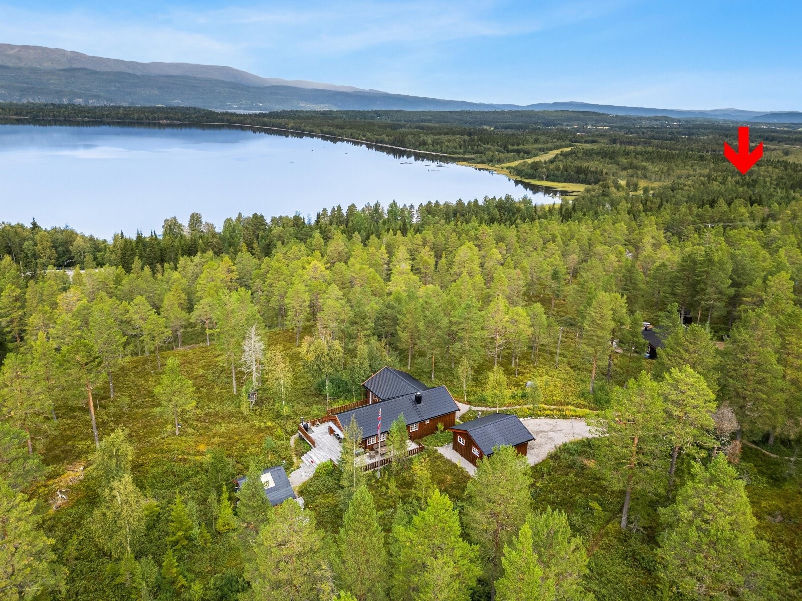 Dronefoto over området. Naustet er plassert omtrent ved pilens markering. Galleribilde