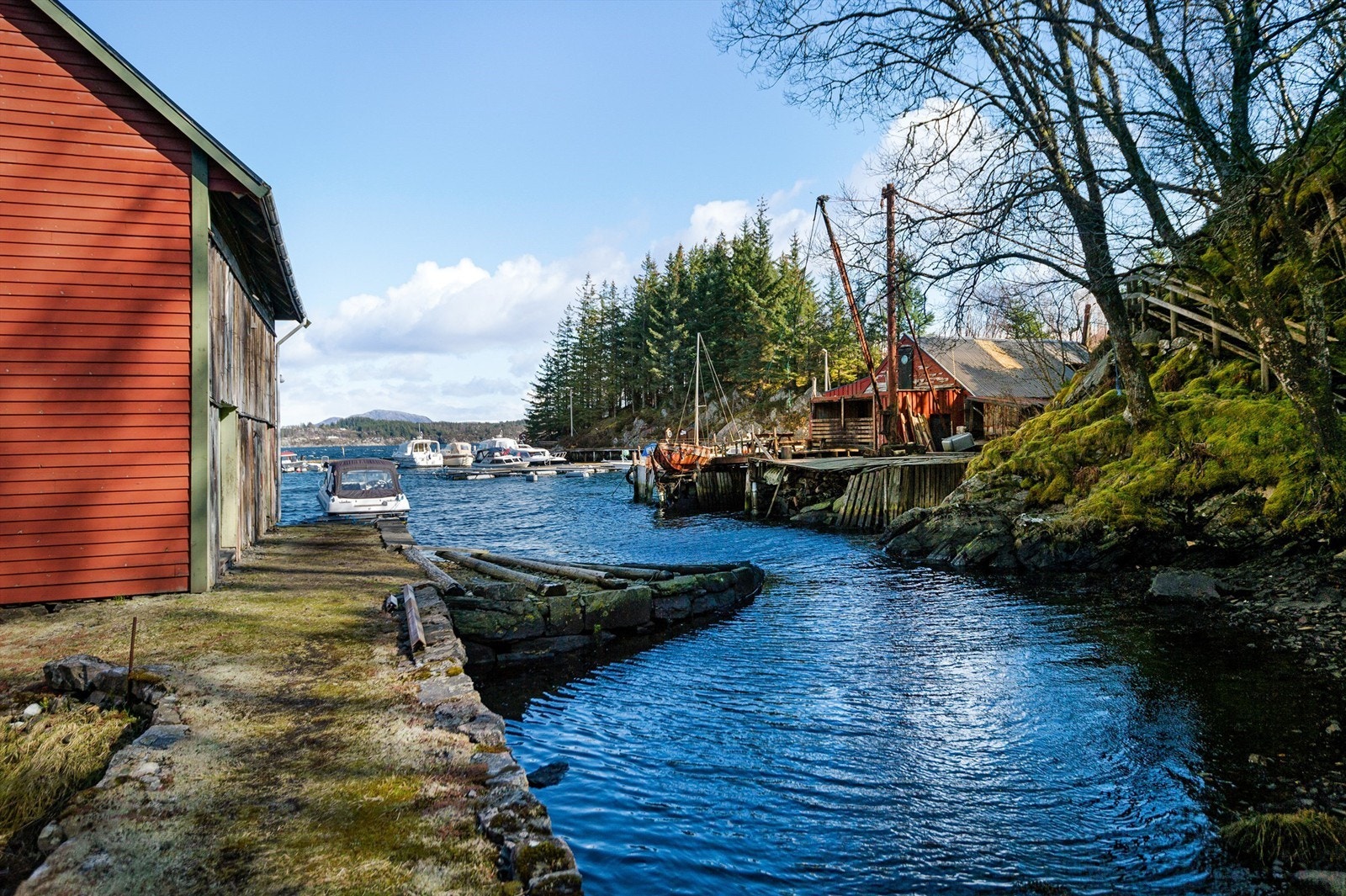 Naust med behov for omfattende rehabilitering. Det medfølger også båtplass i marina samt tilhørende parkeringsplass. Galleribilde