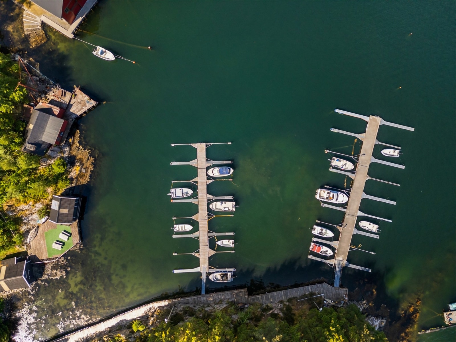 Båtplass nummer 1 medfølger. Bredde x Lengde på utliggere er 3,5 m x 6 m. Galleribilde