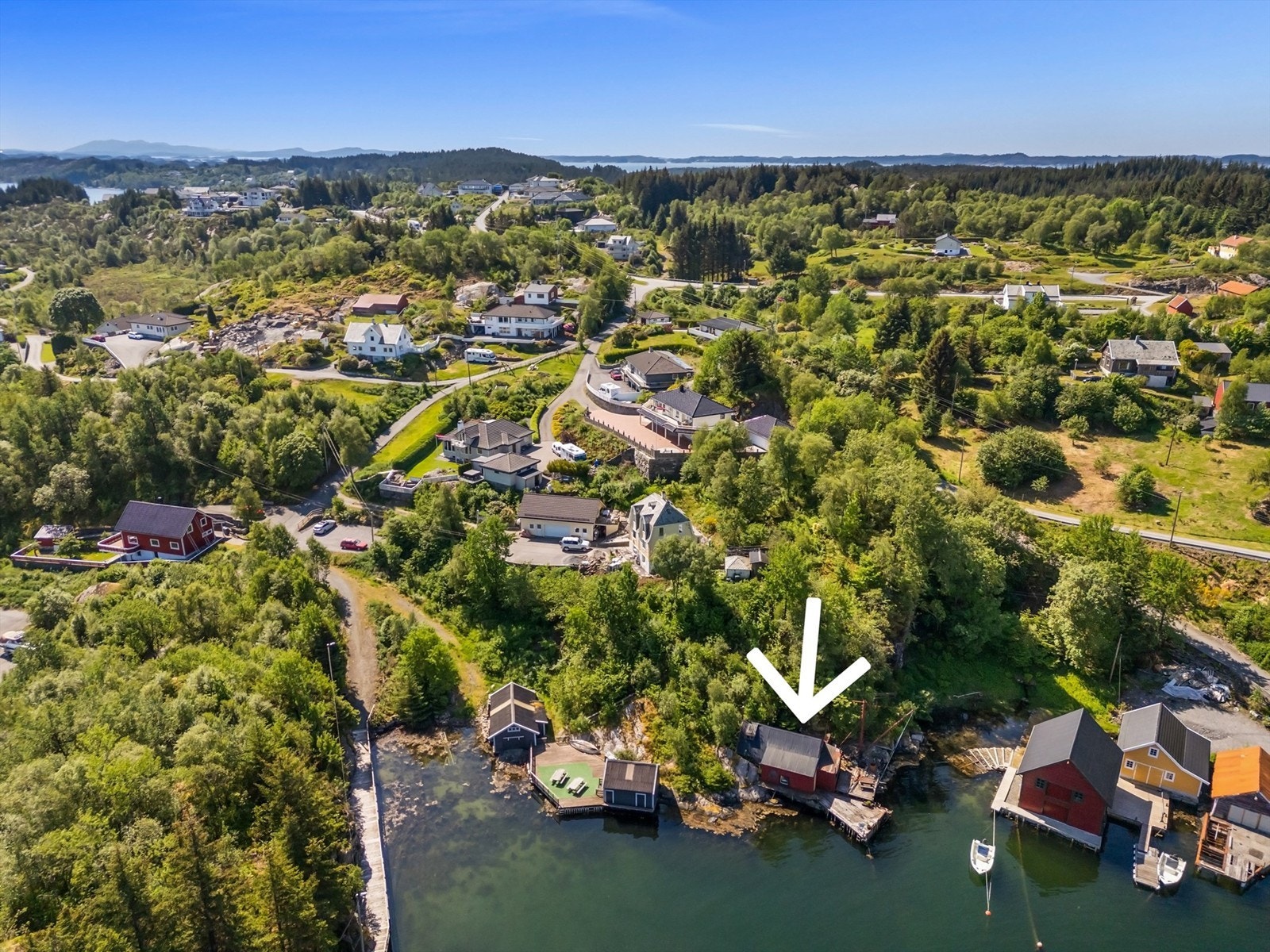 Naust med flott beliggenhet men med behov for omfattende rehabilitering. Det medfølger også båtplass i marina samt tilhørende parkeringsplass. Galleribilde