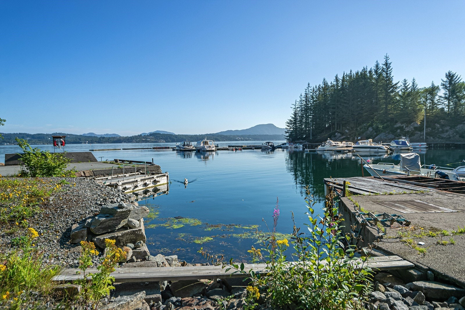 Nydelig beliggenhet med vidstrakt utsikt over Herdlefjorden, Nordhordaland og nærområdet. Solrike omgivelser. Galleribilde