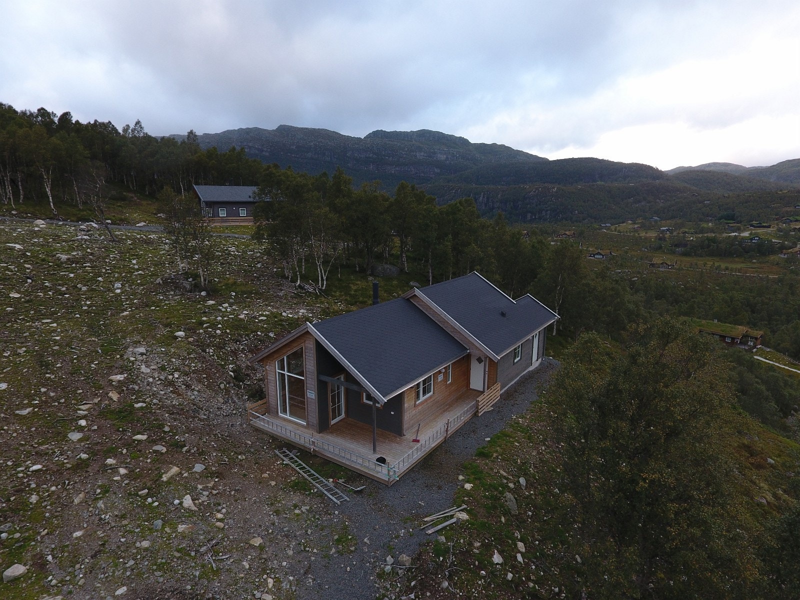 Ligger flott til med flott utsikt over Stavtjørn. Galleribilde