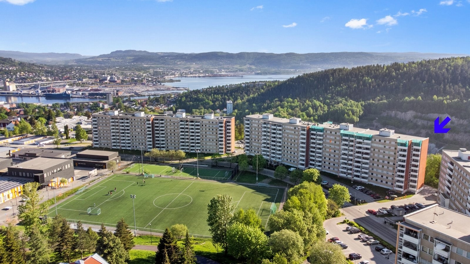 Bussholdeplass like utenfor blokken. Galleribilde