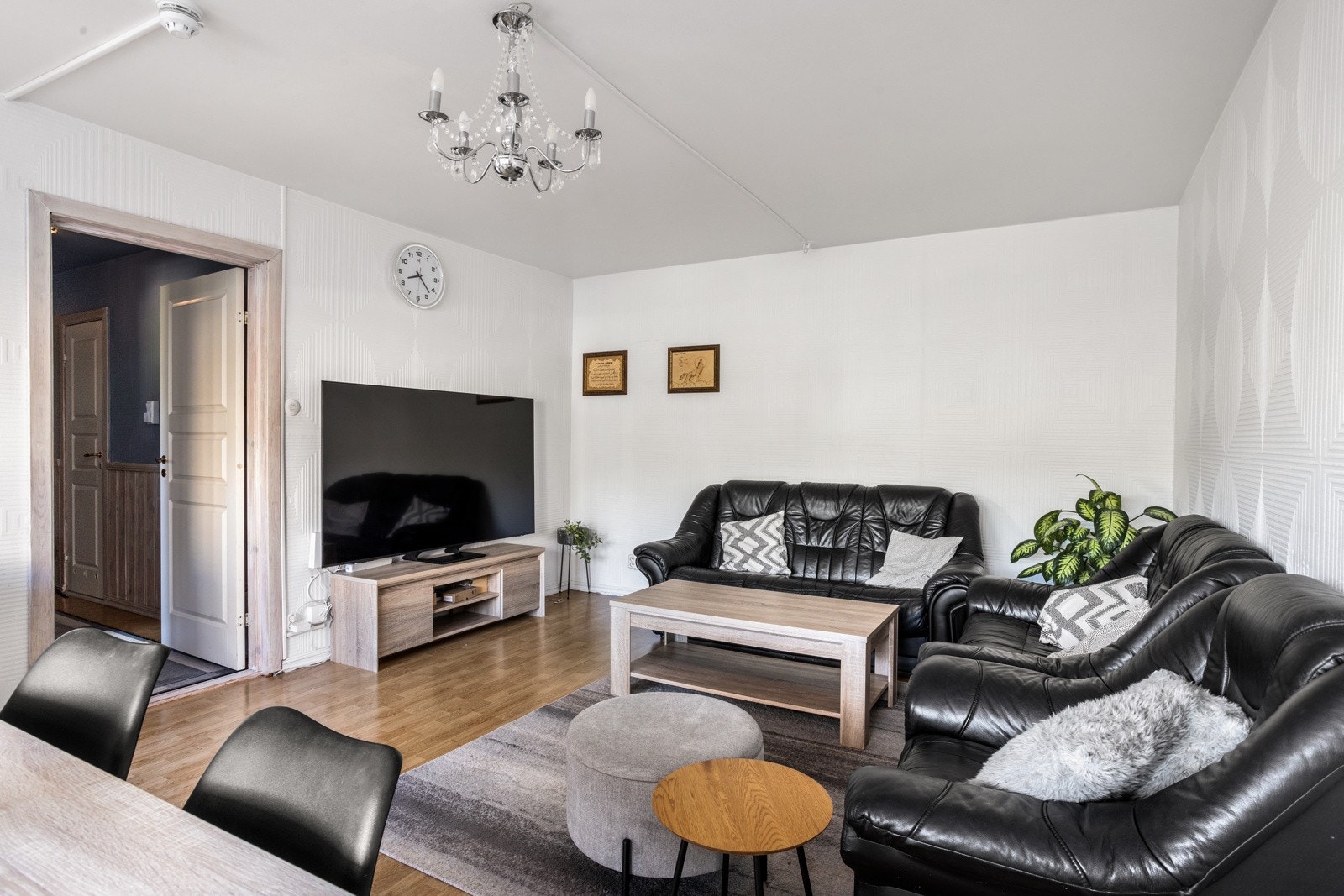 Romslig og lettmøblert stue - Her er det plass til både sofakrok og spisestue. Galleribilde