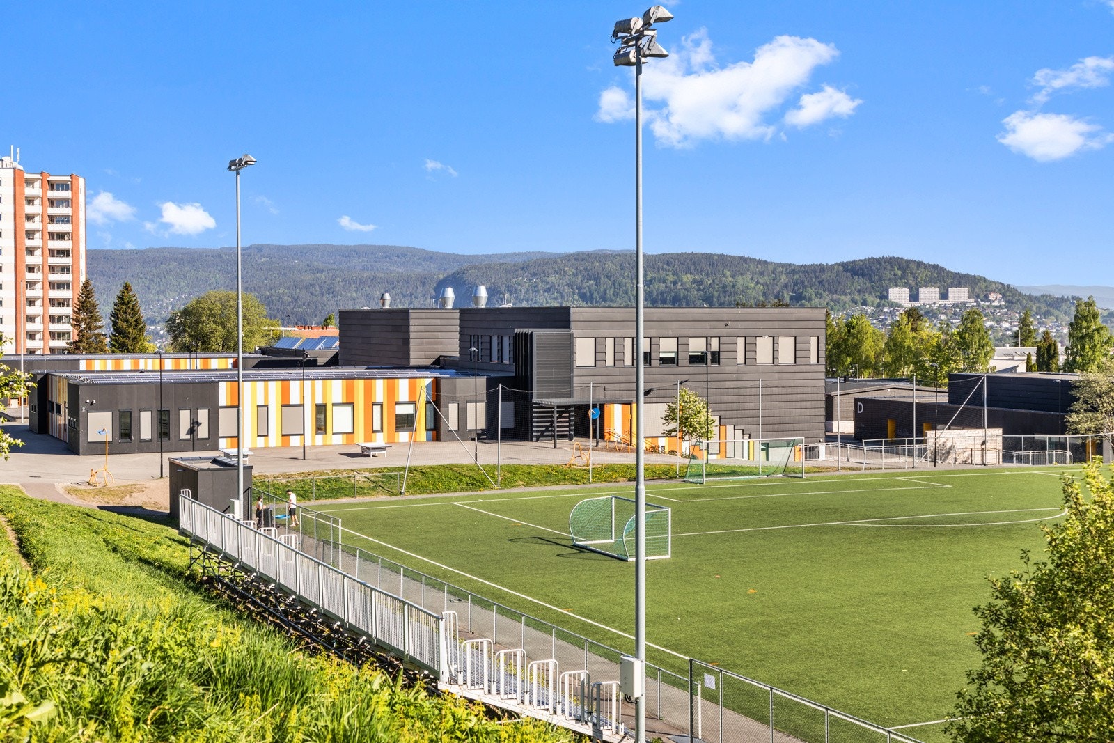 Skolen har blitt pusset opp og fremstår som innbydende og moderne. Galleribilde