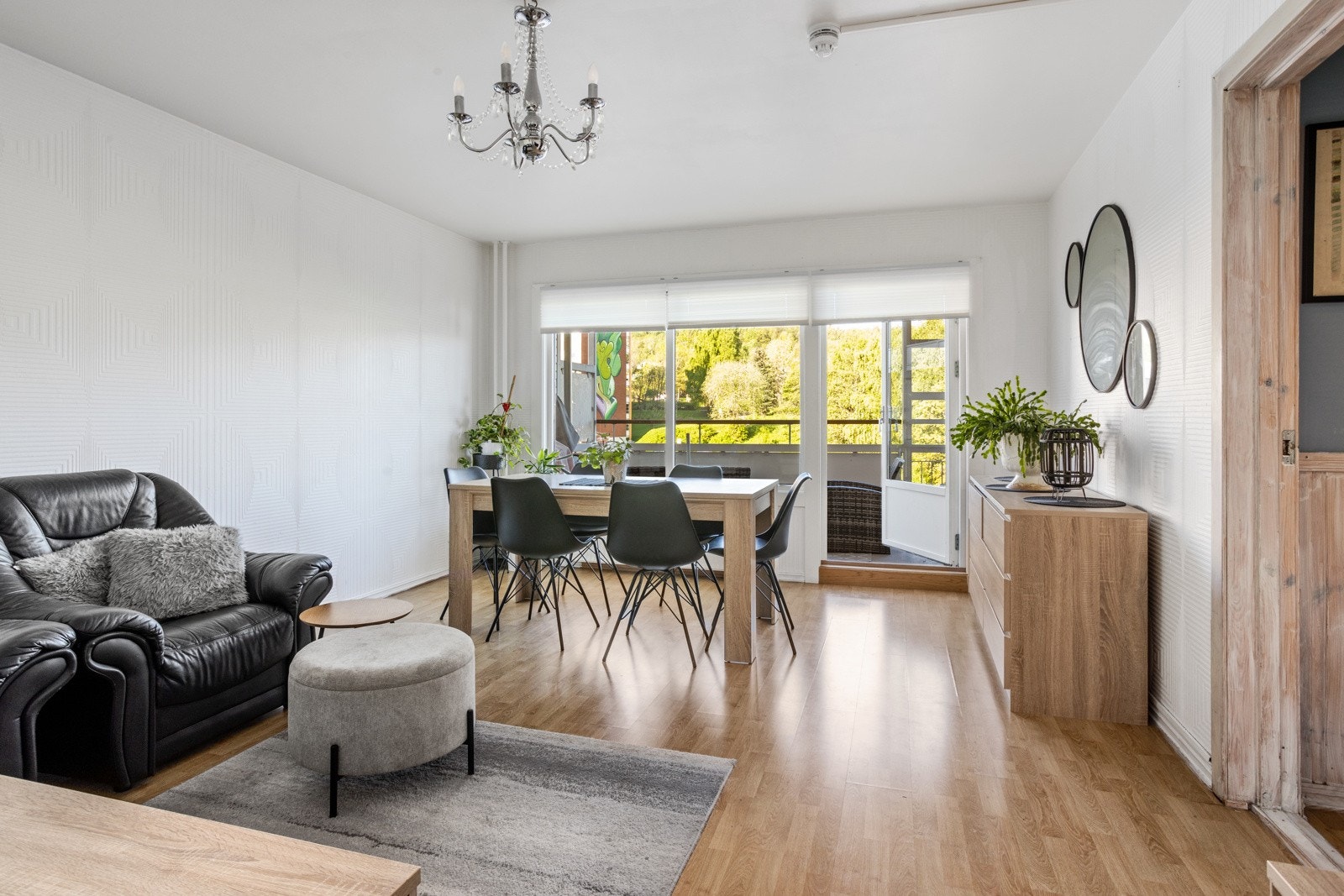 Spisestuen finner sin naturlige plass i rommet, her kan man nyte gode måltider og godt selskap. Galleribilde