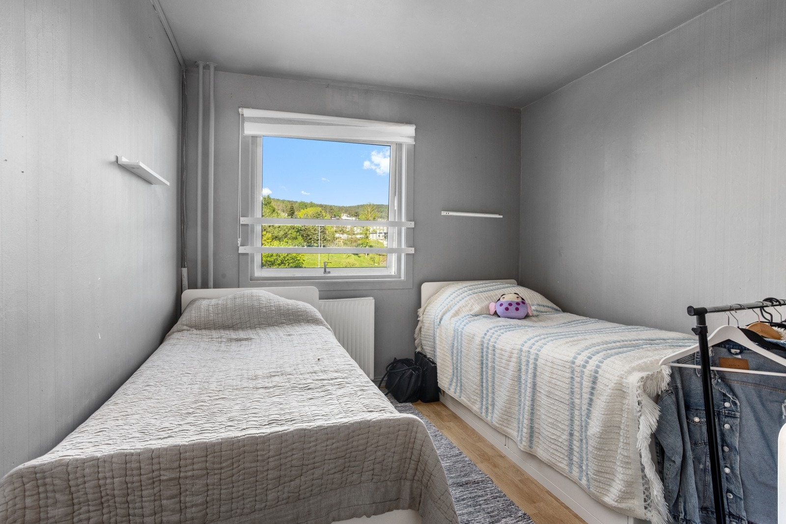 Soverommet er av god størrelse, lettmøblert og lyst. Galleribilde