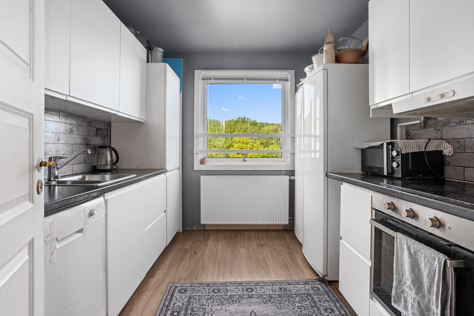 Kjøkkeninnredningen har slette fronter med integrert stekeovn og koketopp. Galleribilde