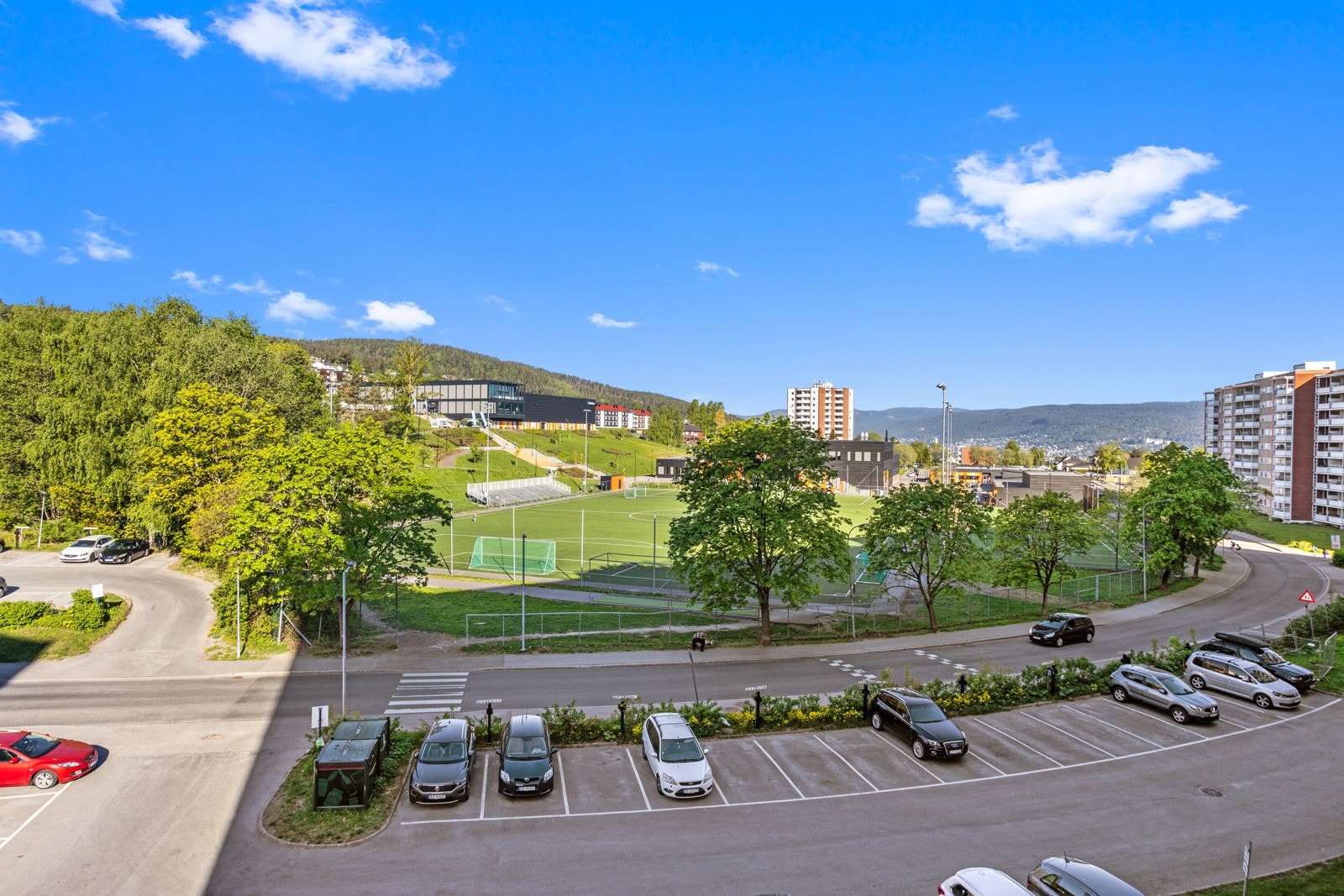 Borettslagets parkeringsplass. Galleribilde