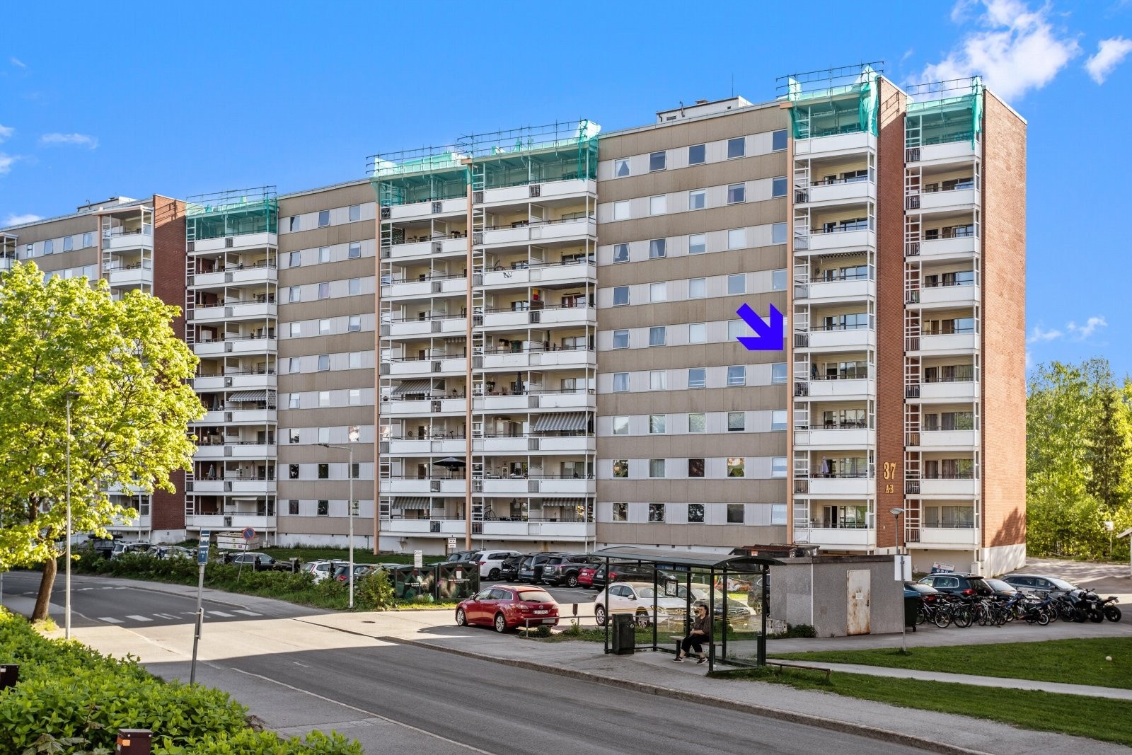 Kort gangavstand til skoler, barnehager, idrettsanlegg, lekeplass, bibliotek og matbutikk. Galleribilde