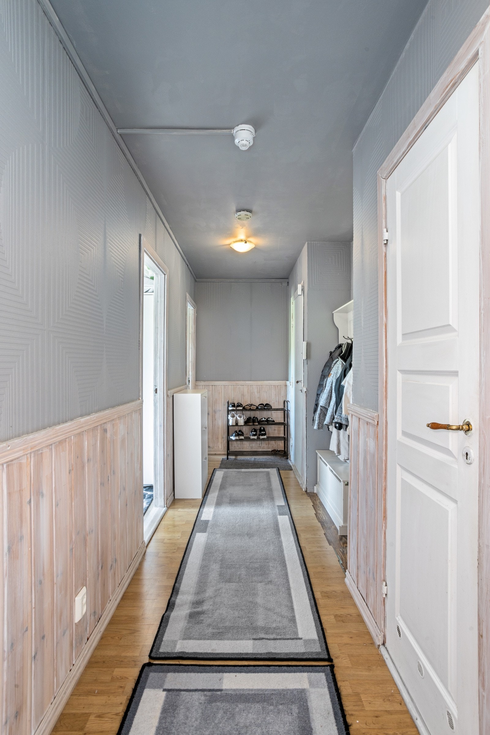 Gang med plass til sko og ytterklær Galleribilde