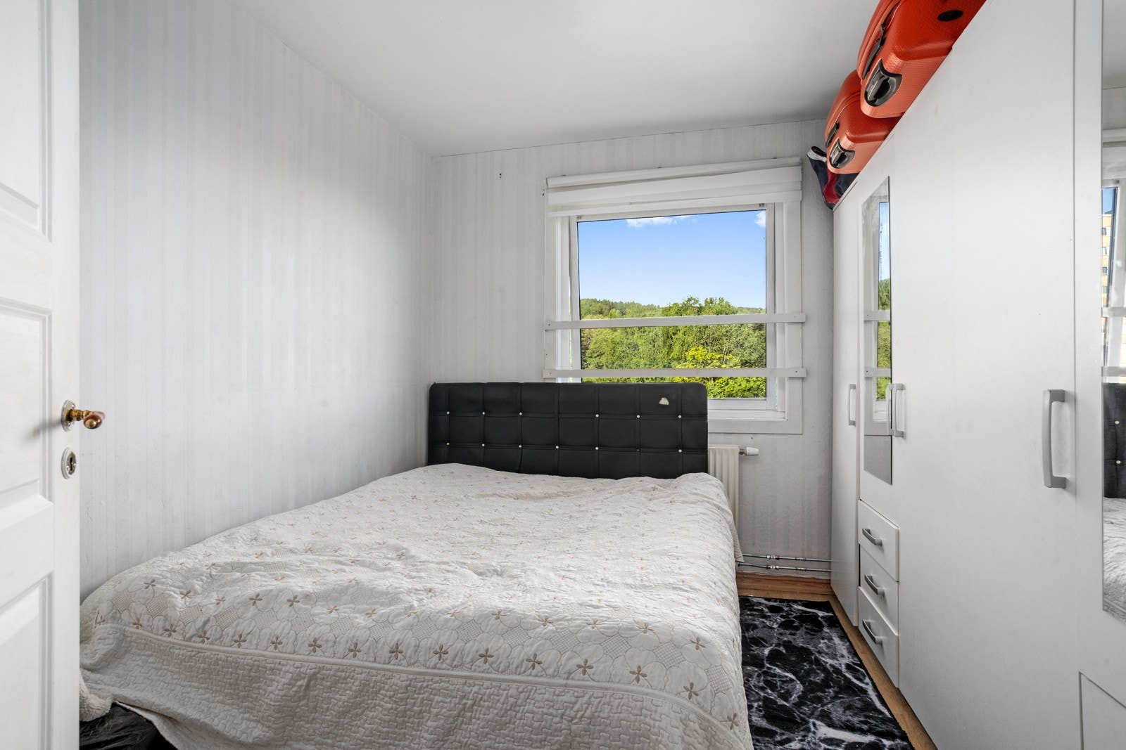 Soverom 2 med et praktisk garderobeskap. Galleribilde