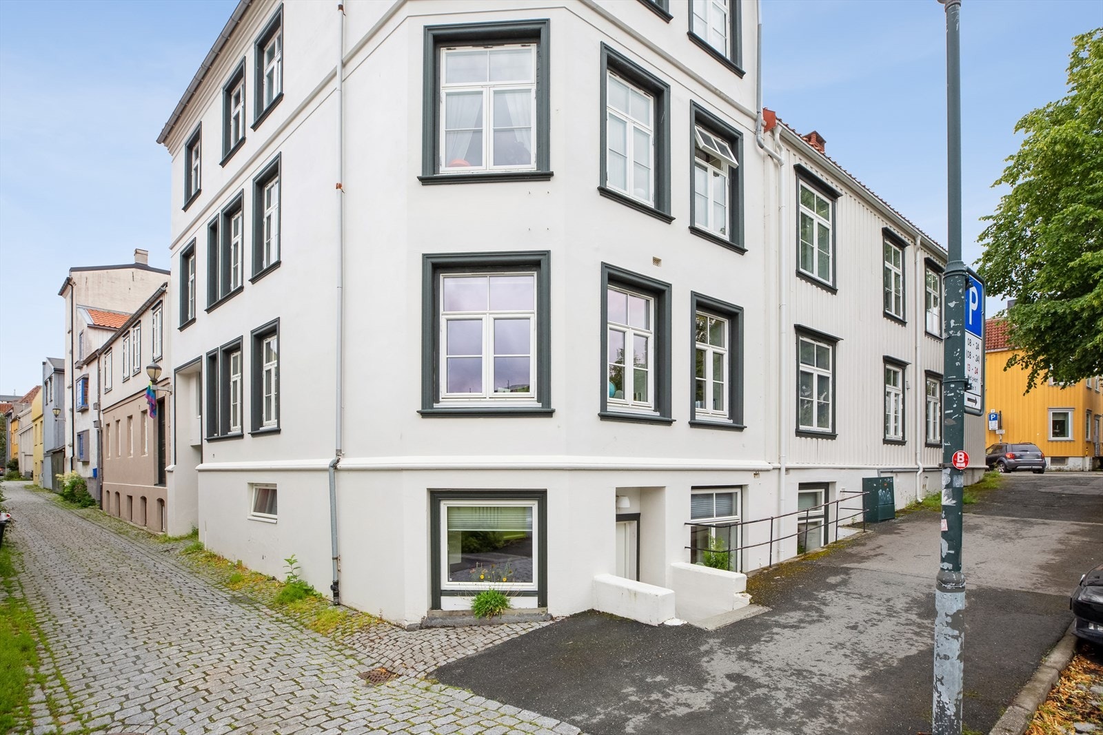 I sidegaten er det inngang til bygårdens bakgård hvor du kan parkere sykkelen, her er det også nedgang til sameiets bodareal. Velkommen på visning! Galleribilde
