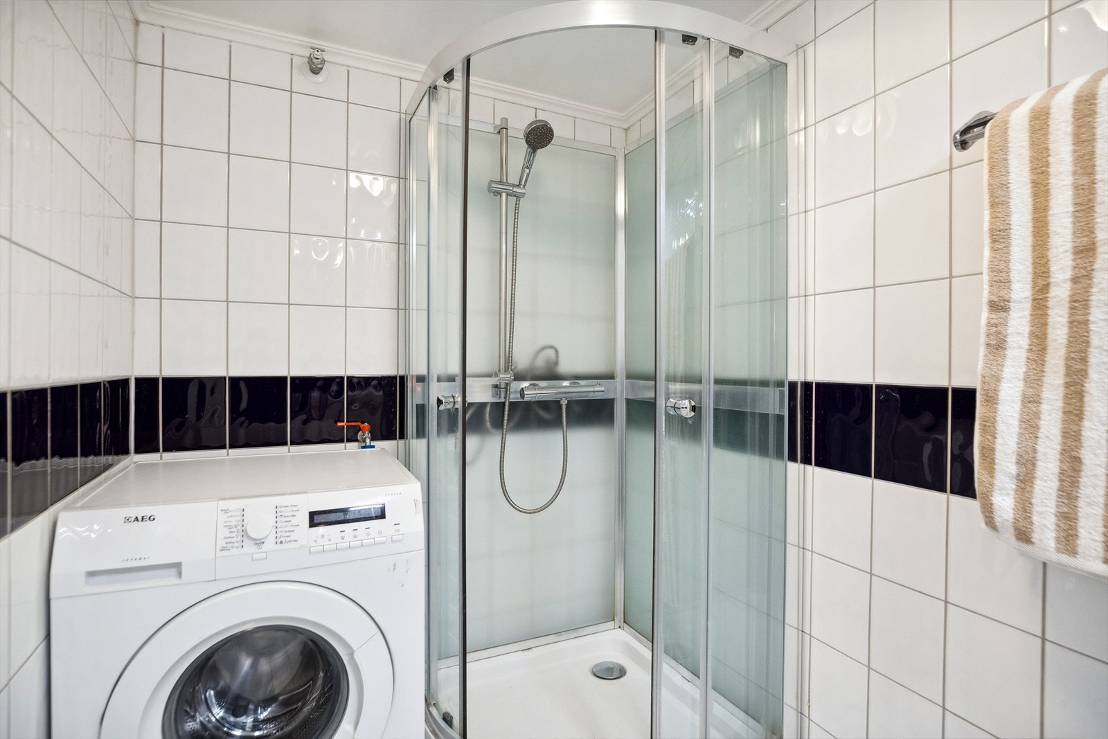 Badet er også utstyrt med opplegg for vaskemaskin Galleribilde