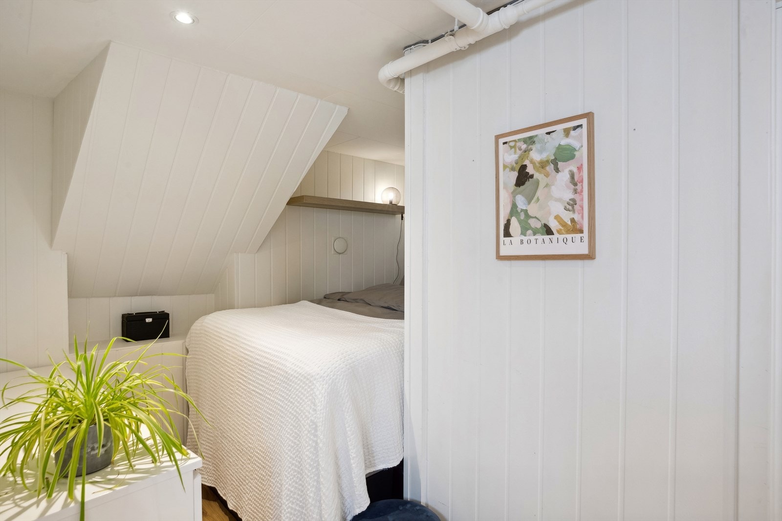Det er egen sengenisje som adskiller soveplassen fra resten av rommet Galleribilde
