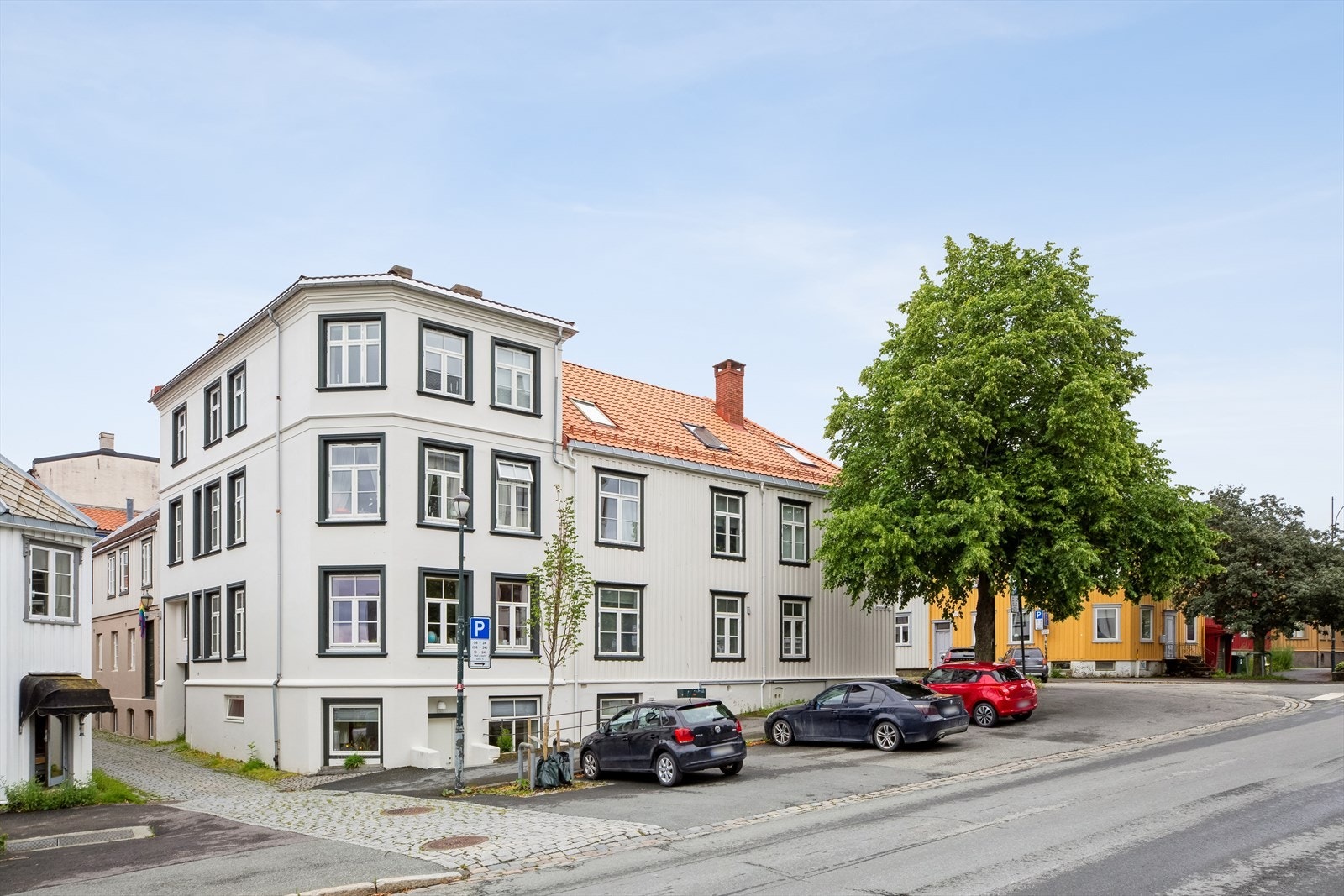 Leiligheten ligger i en sjarmerende og klassisk bygård fra 1842 Galleribilde