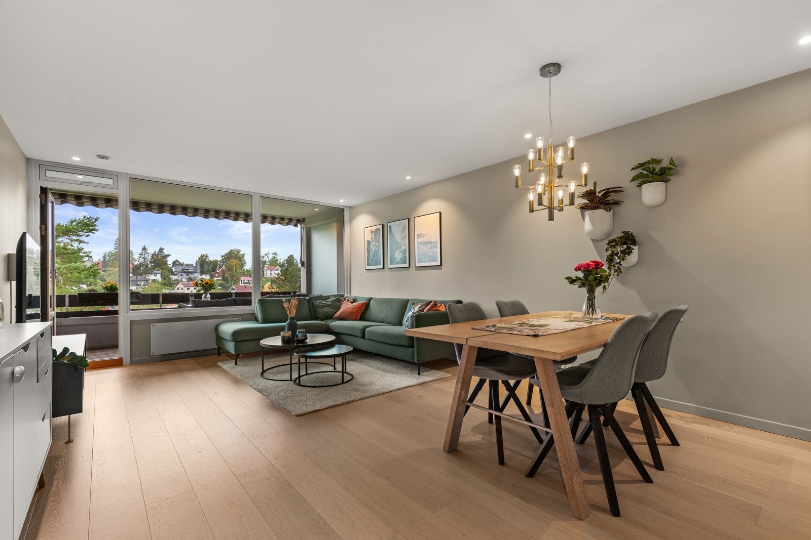 Leiligheten holder en gjennomgående høy og moderne standard hovedsakelig fra 2020. Galleribilde