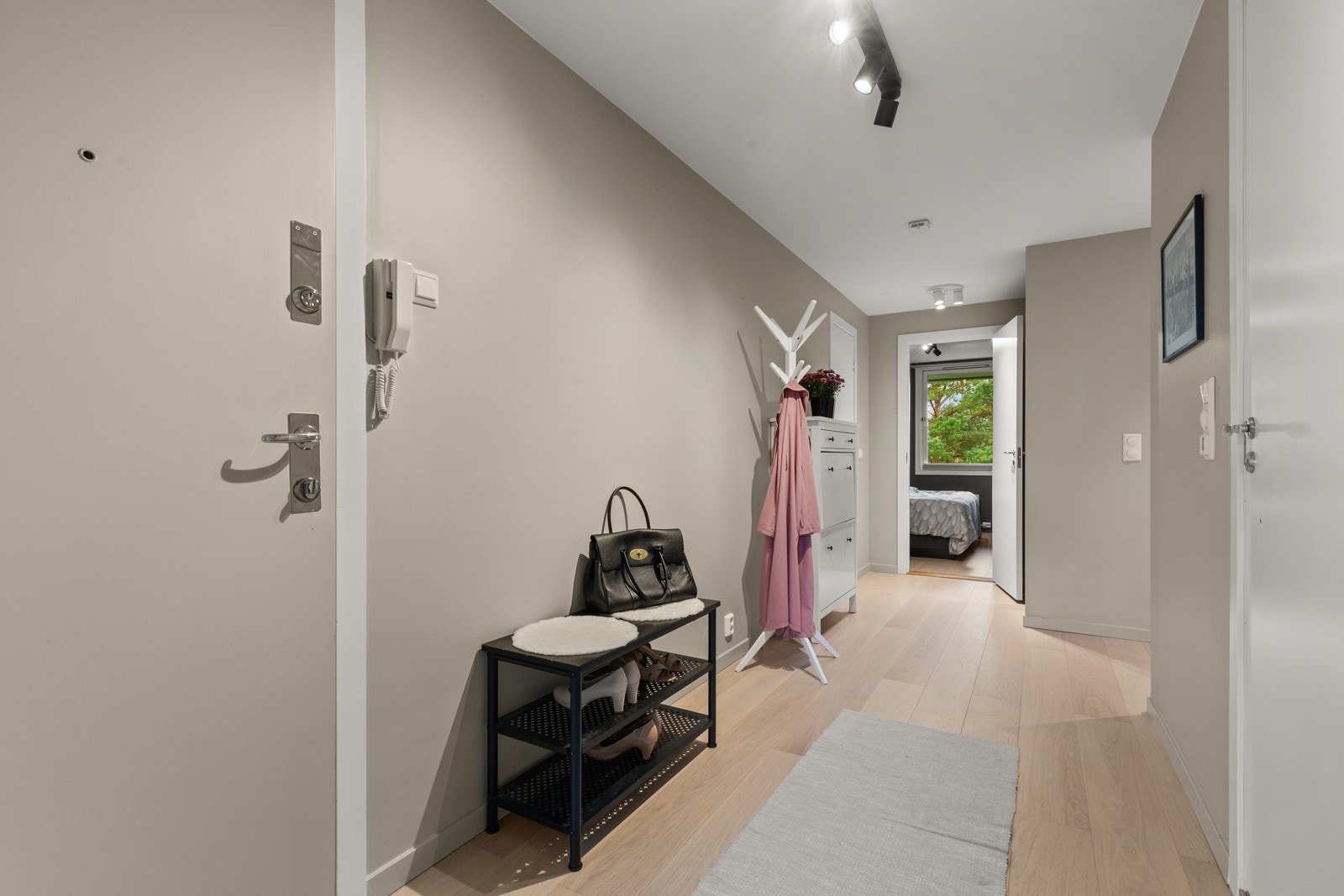 Velkommen inn! Lys entré med plass til å henge fra seg yttertøy, samt god plass til møblement for oppbevaring av klær og sko. Galleribilde