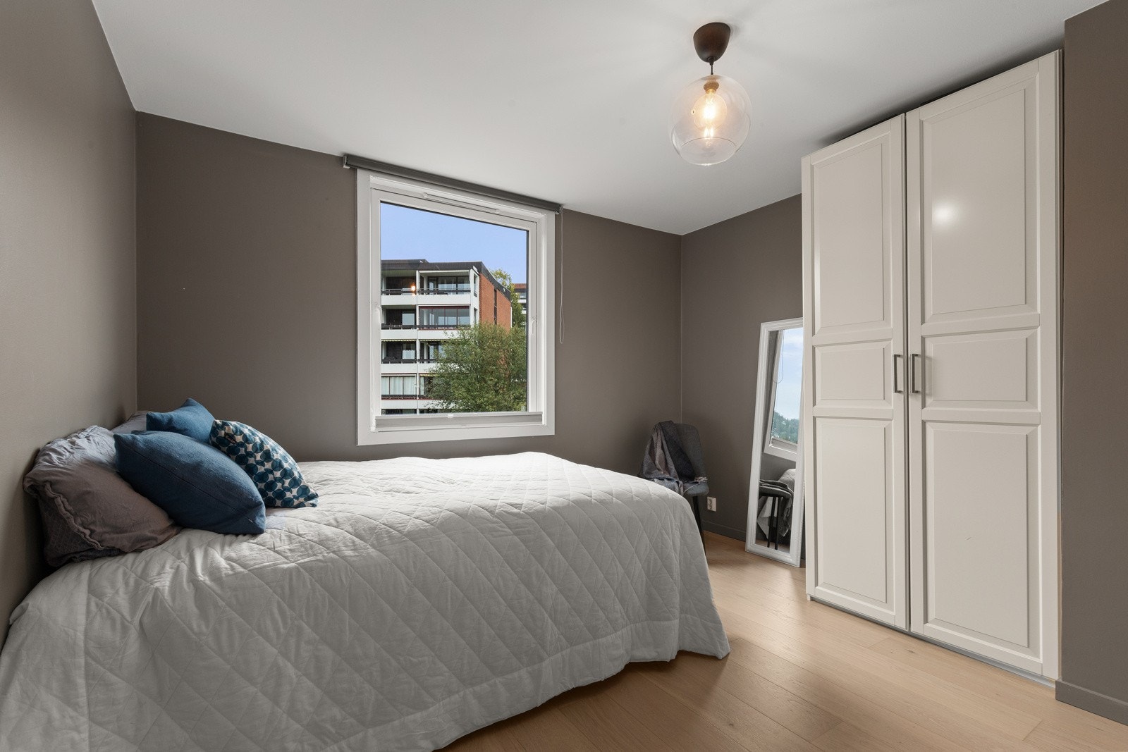 Soverom 2 med god plass til seng, nattbord, pult og annet ønsket møblement. Galleribilde