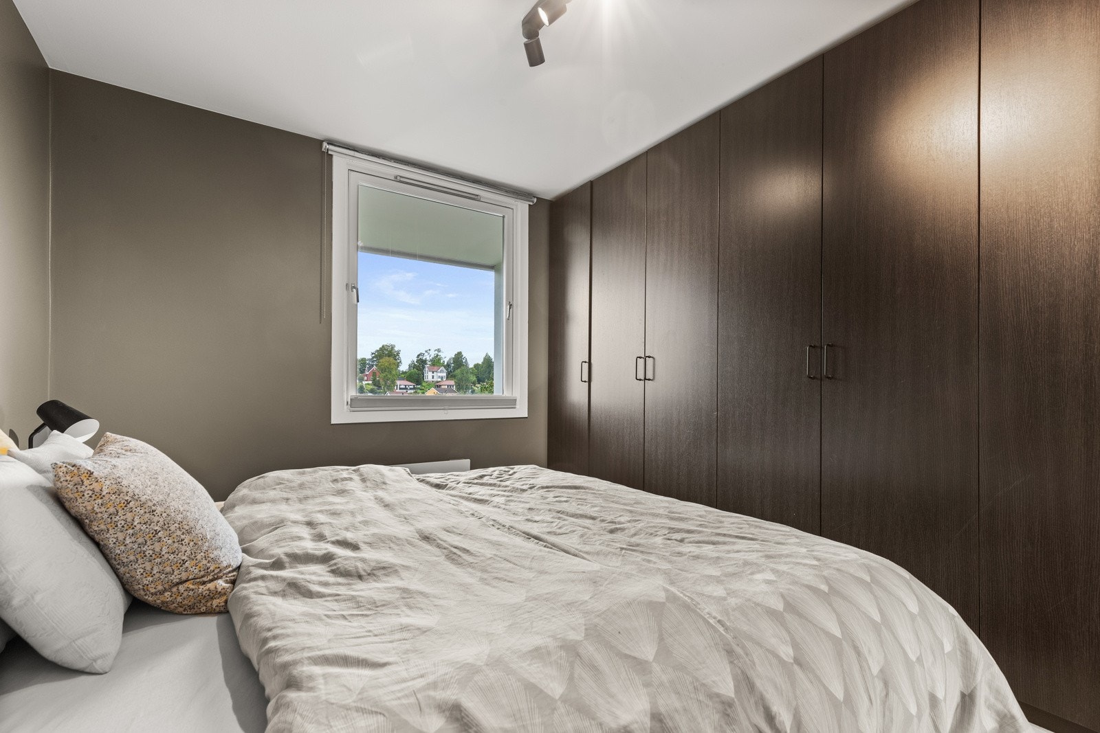 Langs den ene langveggen er det etablert stor garderobeløsning som sørger for svært gode oppbevaringsmuligheter. Galleribilde