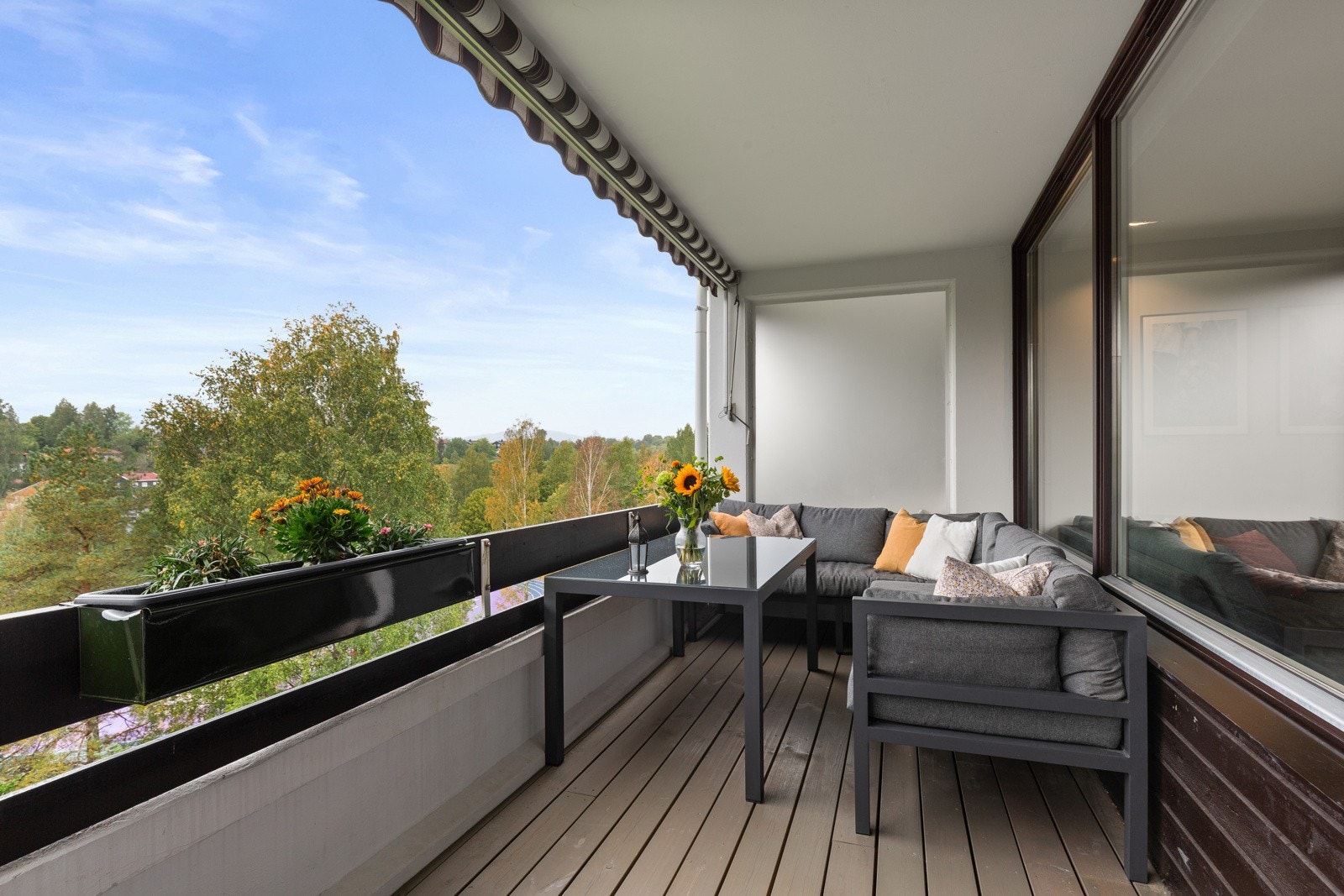 Balkongen byr på svært gode solforhold fra ca. kl. 1330-2230 på sommertid! Galleribilde