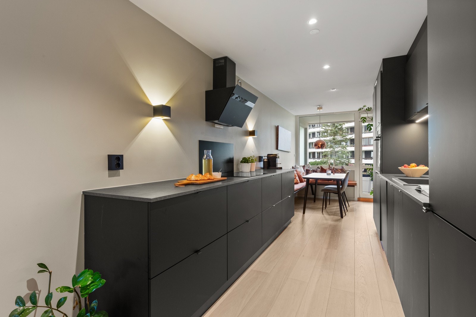 På dette kjøkkenet ligger alt til rette for matlaging og baking. Av utstyr består kjøkkenet av integrerte hvitevarer som stekeovn, induksjon platetopp, oppvaskmaskin, vifte og kombi kjøl/frys. Galleribilde