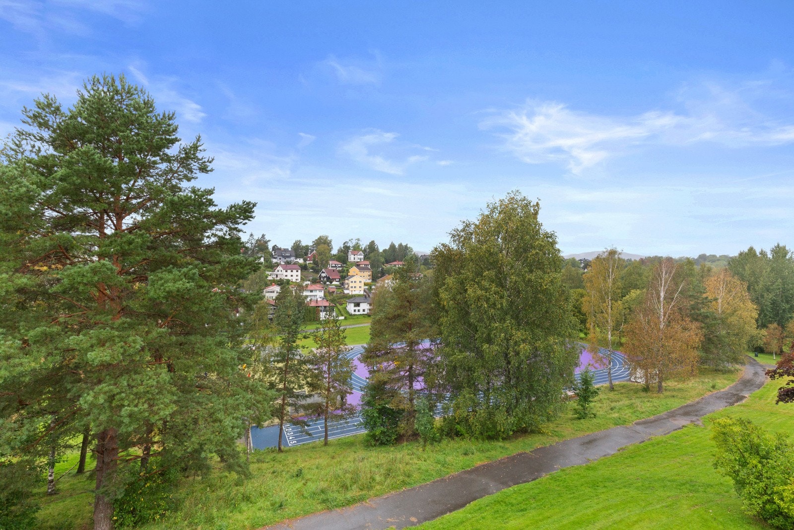 Leiligheten har en svært god intern beliggenhet med fritt utsyn til nærområdet og solnedgangen. Galleribilde