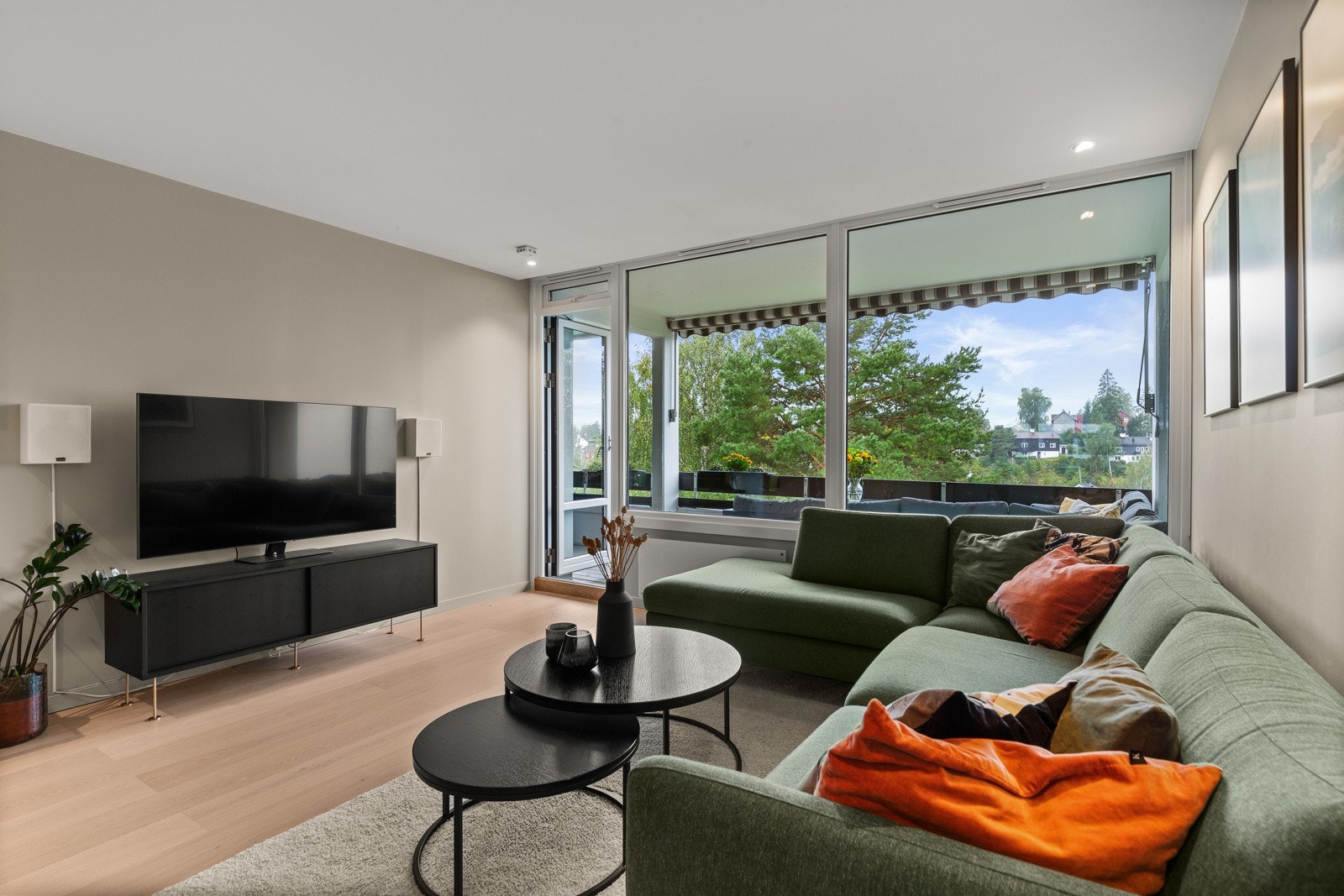 Stuen er et herlig oppholdsrom med store vindusflater som gir rikelig med naturlig lysinnslipp fra flere sider. Galleribilde