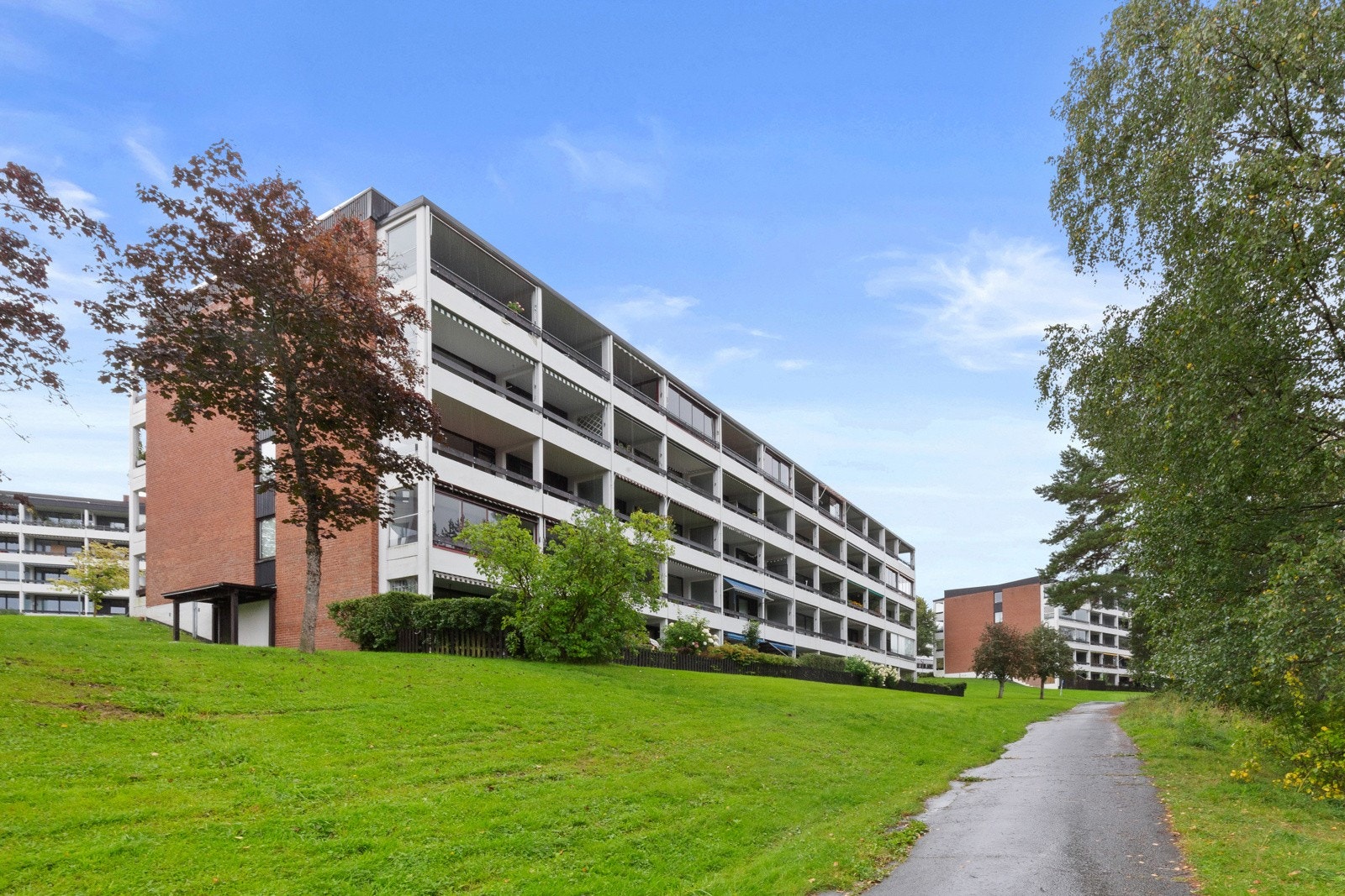 Leiligheten har en fantastisk beliggenhet i Orebakken borettslag. Leiligheten er omkranset med store, bilfrie og grønne fellesarealer. Galleribilde