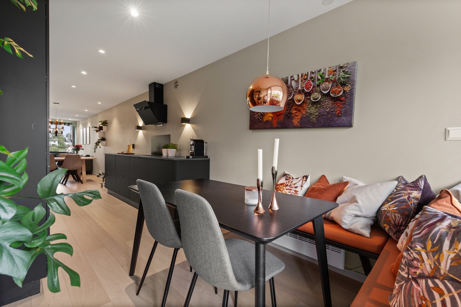 Delilat og innbydende! Ved kjøkkenet er det også god plass til spisebord. Galleribilde