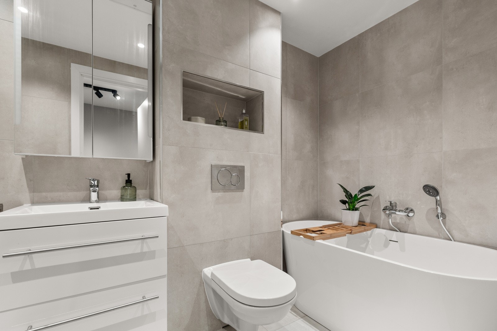 Pent og tidsriktig baderom fra 2020. Badet fremstår moderne med tidsriktige farger og smarte løsninger for oppbevaring. Galleribilde