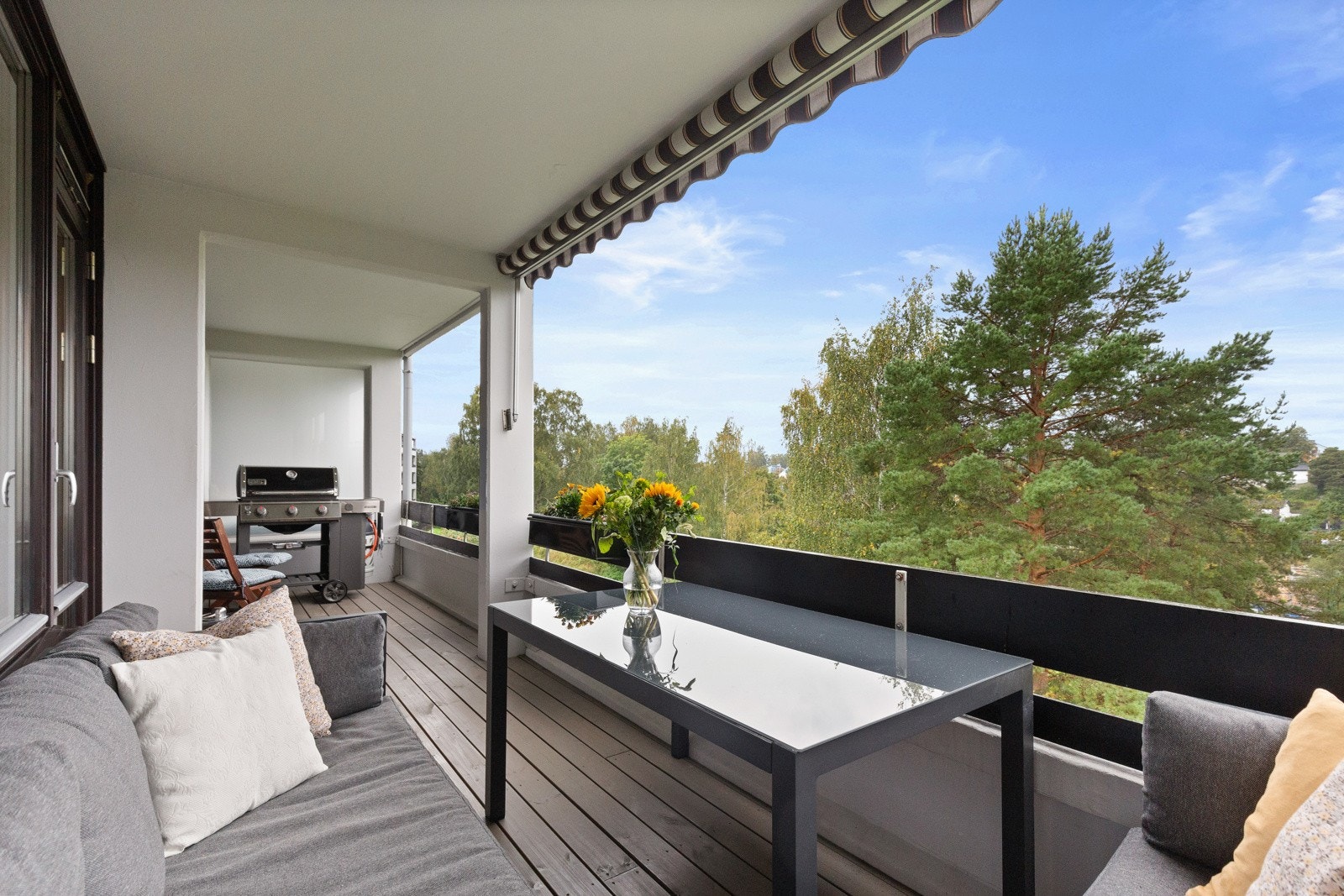 Leiligheten byr på 2 balkonger, en vestvendt og en østvendt. Den vestvendte balkongen har svært gode solforhold fra ca. kl. 1330-2230 på sommertid! Galleribilde