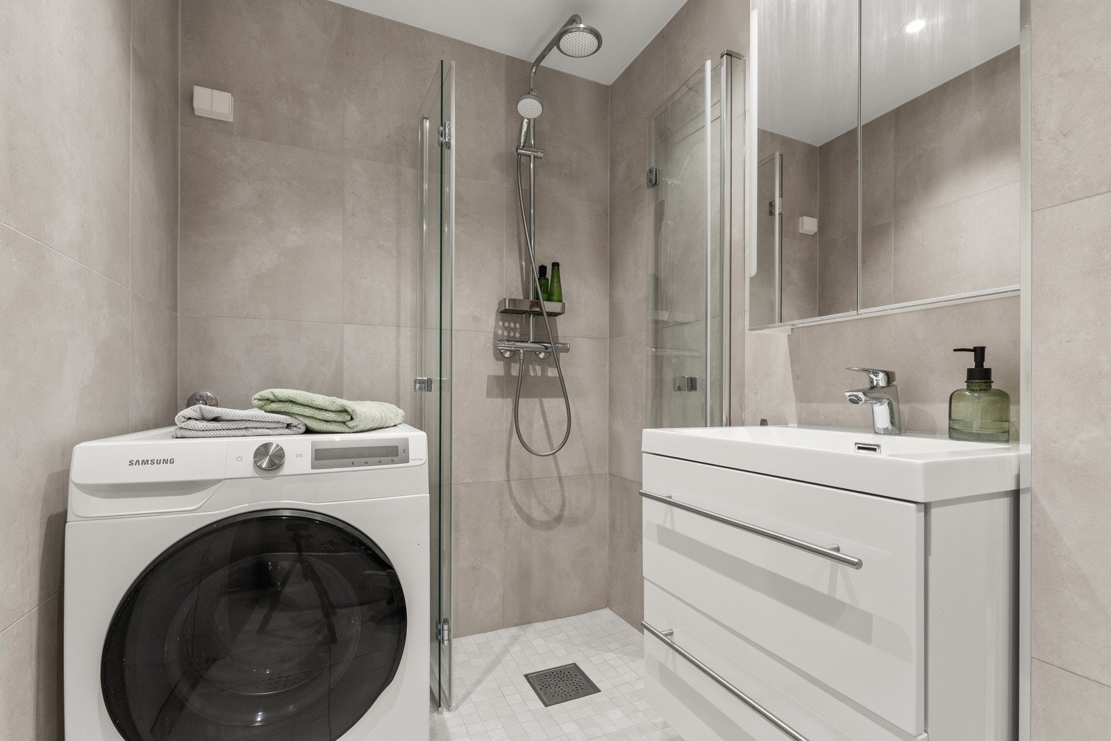 Opplegg for vaskemaskin og tørketrommel. Behagelig varme i gulv. Galleribilde