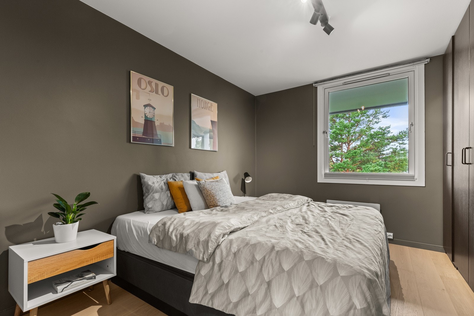 Hovedsoverommet er av en god størrelse med plass til dobbeltseng og nattbord. Galleribilde