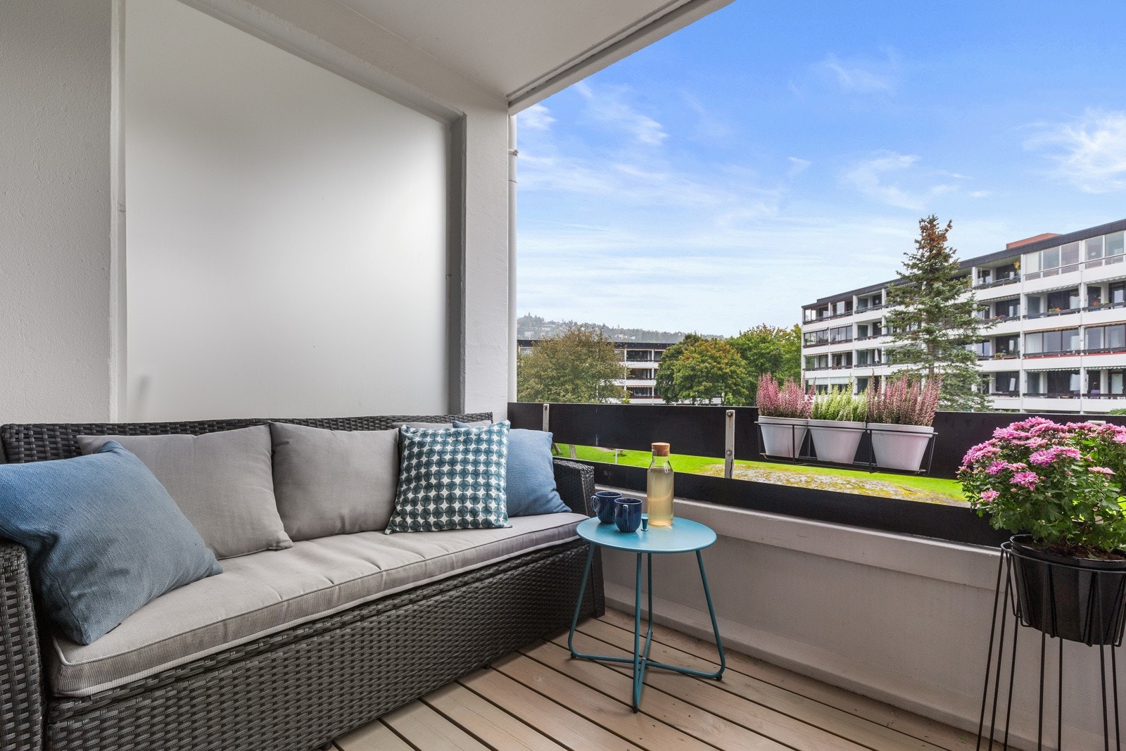 Fra kjøkkenet er det adkomst til balkong på 4,8 kvm. Denne balkongen er det perfekte stedet å nyte morgensolen. Sol fra ca. kl. 0600-1300 på sommertid. Galleribilde