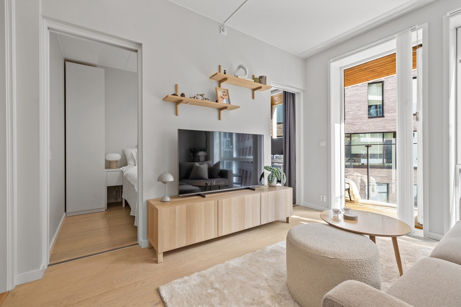 Det er gode møbleringsmuligheter for sofagruppe, spisebord og annet møblement. Galleribilde