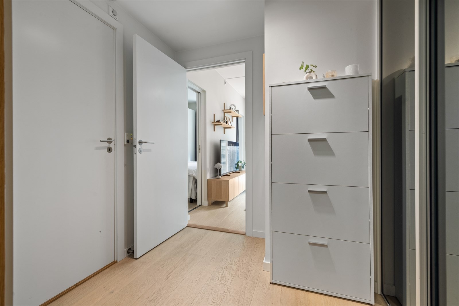 Leiligheten ligger i 3.etasje med heisadkomst. Innbydende entré som gir et godt førsteinntrykk av boligen. Galleribilde
