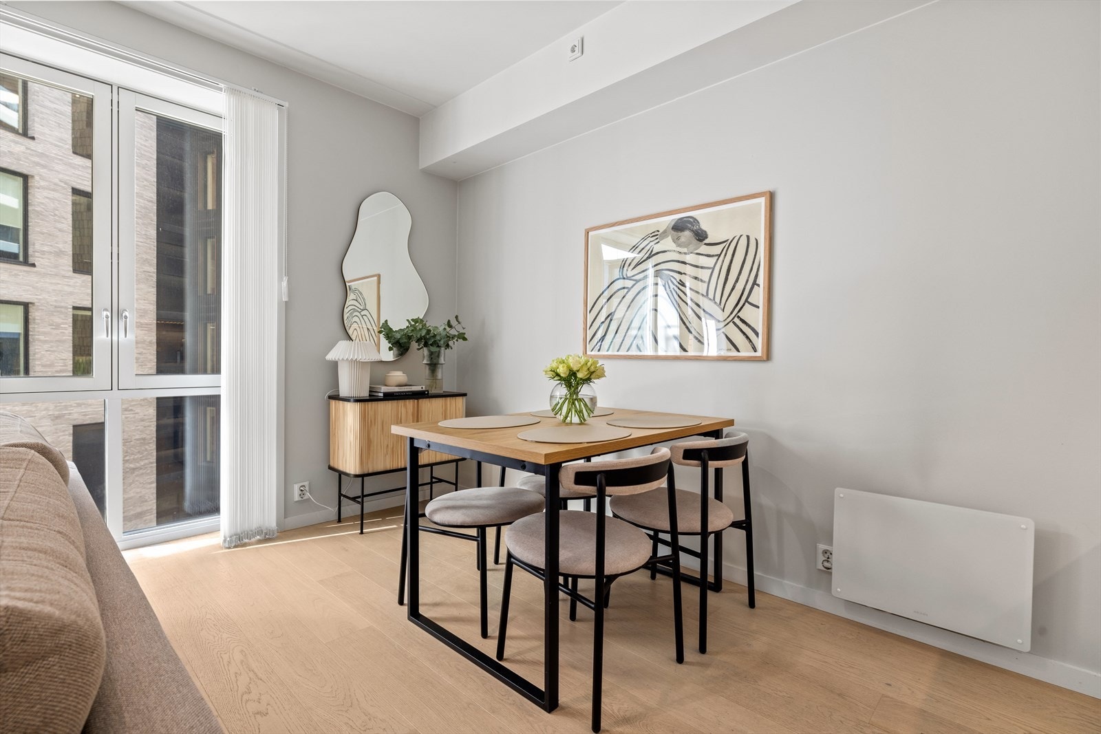 Det er gode møbleringsmuligheter for sofagruppe, spisebord og annet møblement. Galleribilde