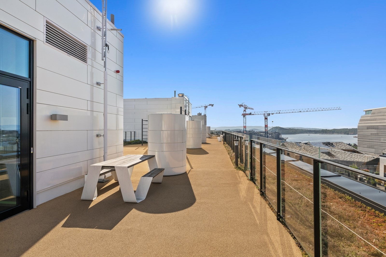 Flott felles takterrasse kun 1 trapp opp eller heis. Terrassen er nylig renovert med nytt dekke og har flere sittebenker, beplantning m.m. Galleribilde