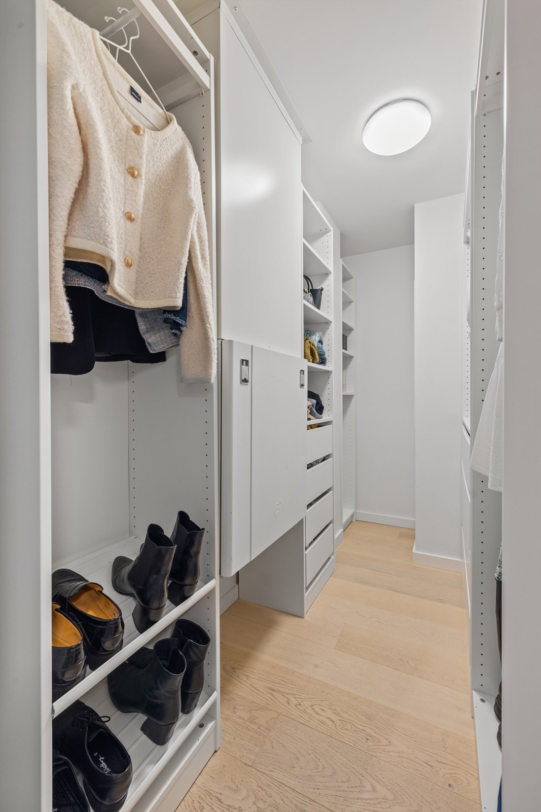 Praktisk kontor/bod/walk-in, som er adskilt med skyvedør. Rommet fungerer fint som kontor eller innvendig bod med oppbevaringsmuligheter. Det er god plass til pult, garderobeskap, m.m. Galleribilde