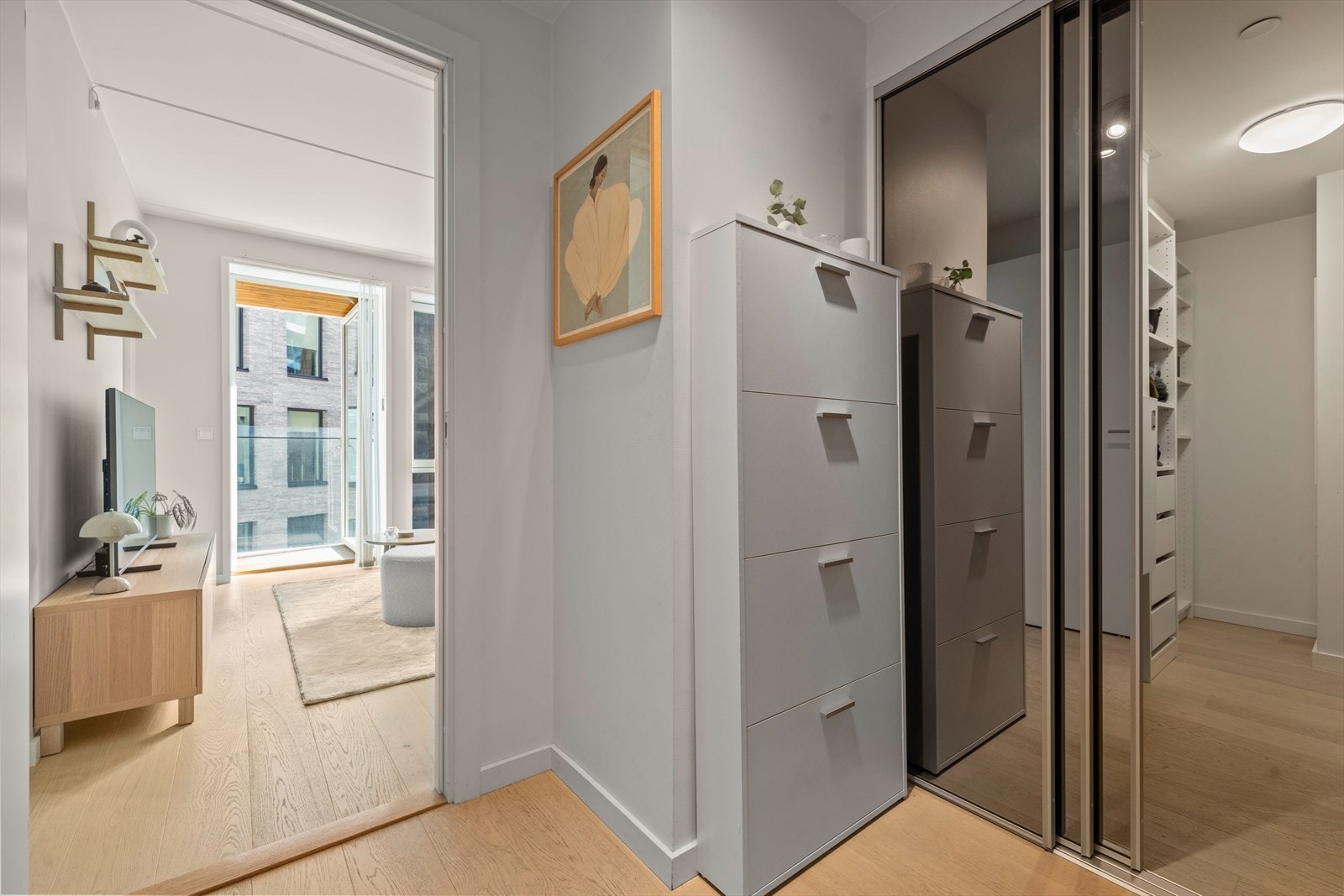 Fra entréen er det adkomst til praktisk kontor/bod/walk-in, som er adskilt med skyvedør. Rommet fungerer fint som kontor eller innvendig bod med oppbevaringsmuligheter. Det er god plass til pult, garderobeskap, m.m. Galleribilde