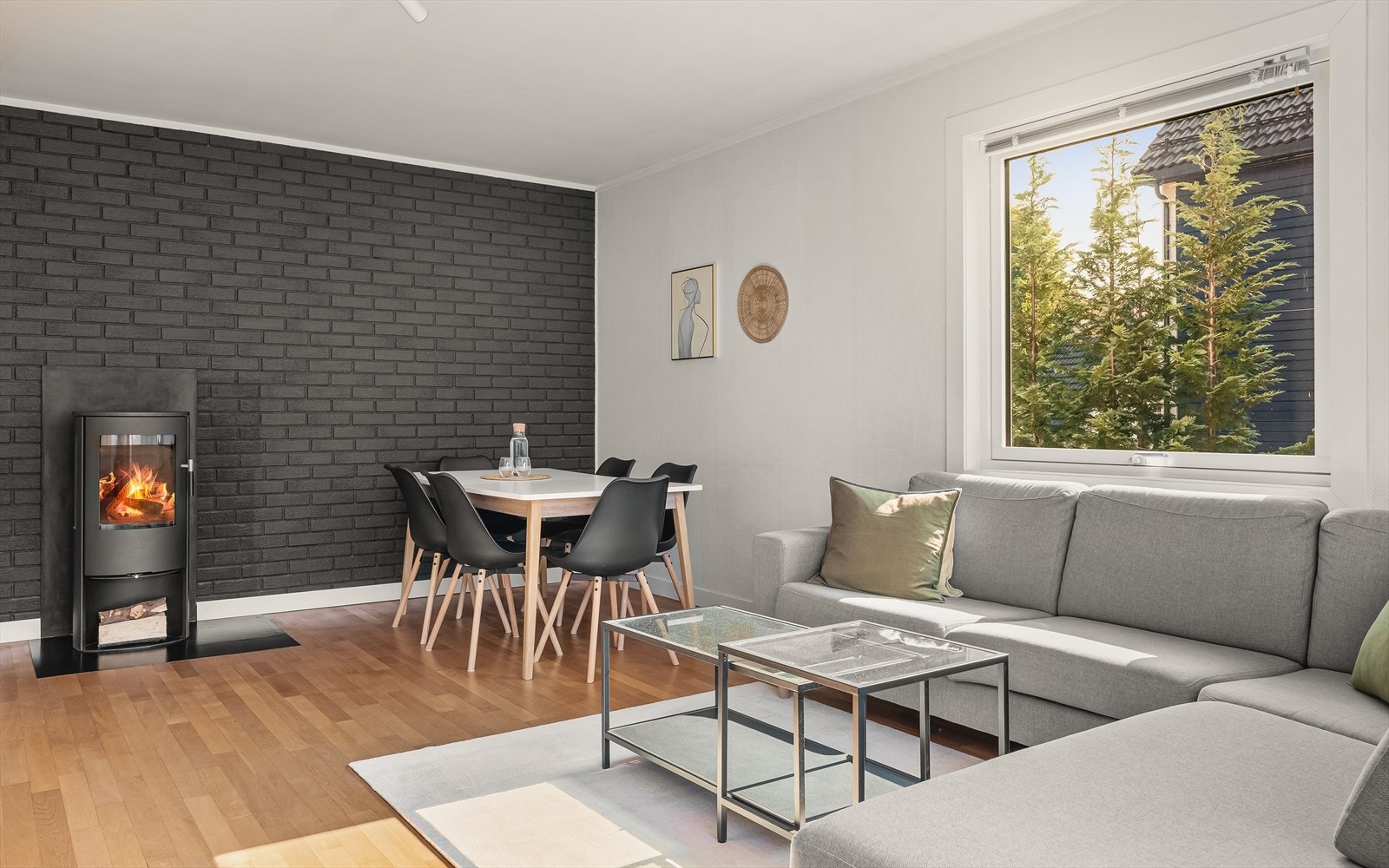 Av oppvarming har man peisovn i stue og oppvarming med elektriske varmekabler på bad. Ventilasjon med naturlig tilluft kombinert med stedvis mekanisk avtrekk. Borettslaget gjennomførte piperørsfornying i 2023. Galleribilde