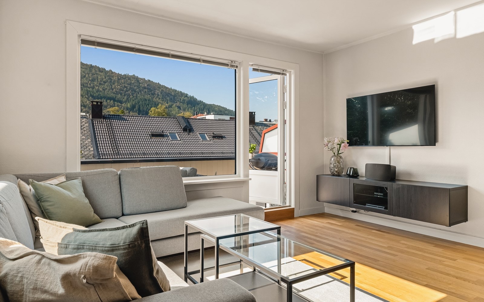 Leiligheten er beliggende i 3. etasje og inneholder entré, 2 soverom, kjøkken, bod, bad og stue. Her disponerer man også 1 bod på loft og 2 boder i kjeller. Galleribilde