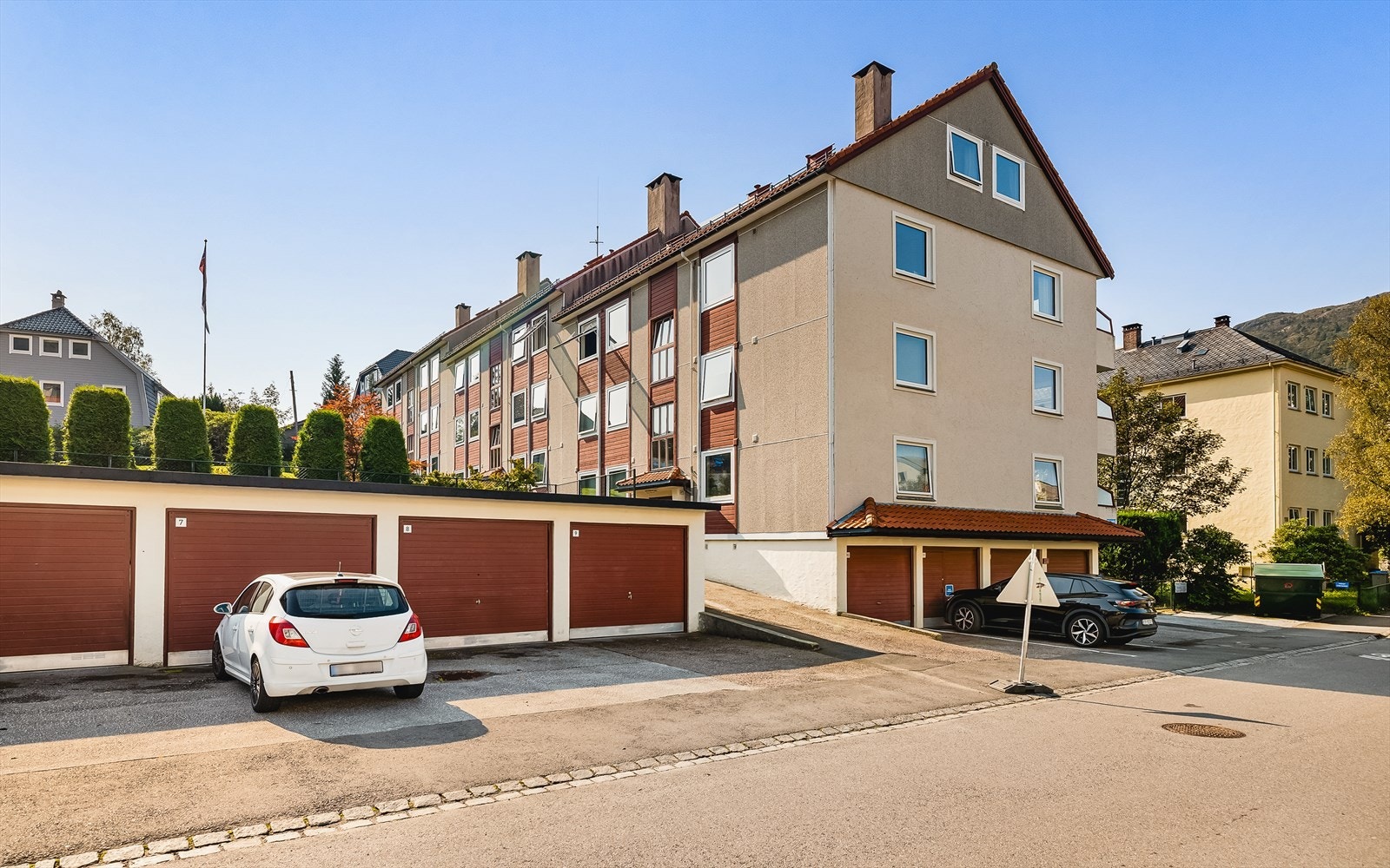 Borettslaget har 13 garasjeplasser og 3 parkeringsplasser utendørs som tildeles etter ansiennitet. Ellers er det gateparkering etter gjeldende bestemmelser. Det er 2 kommunale ladestasjoner i vei like ved boligen som er tilgjengelig for alle. Galleribilde
