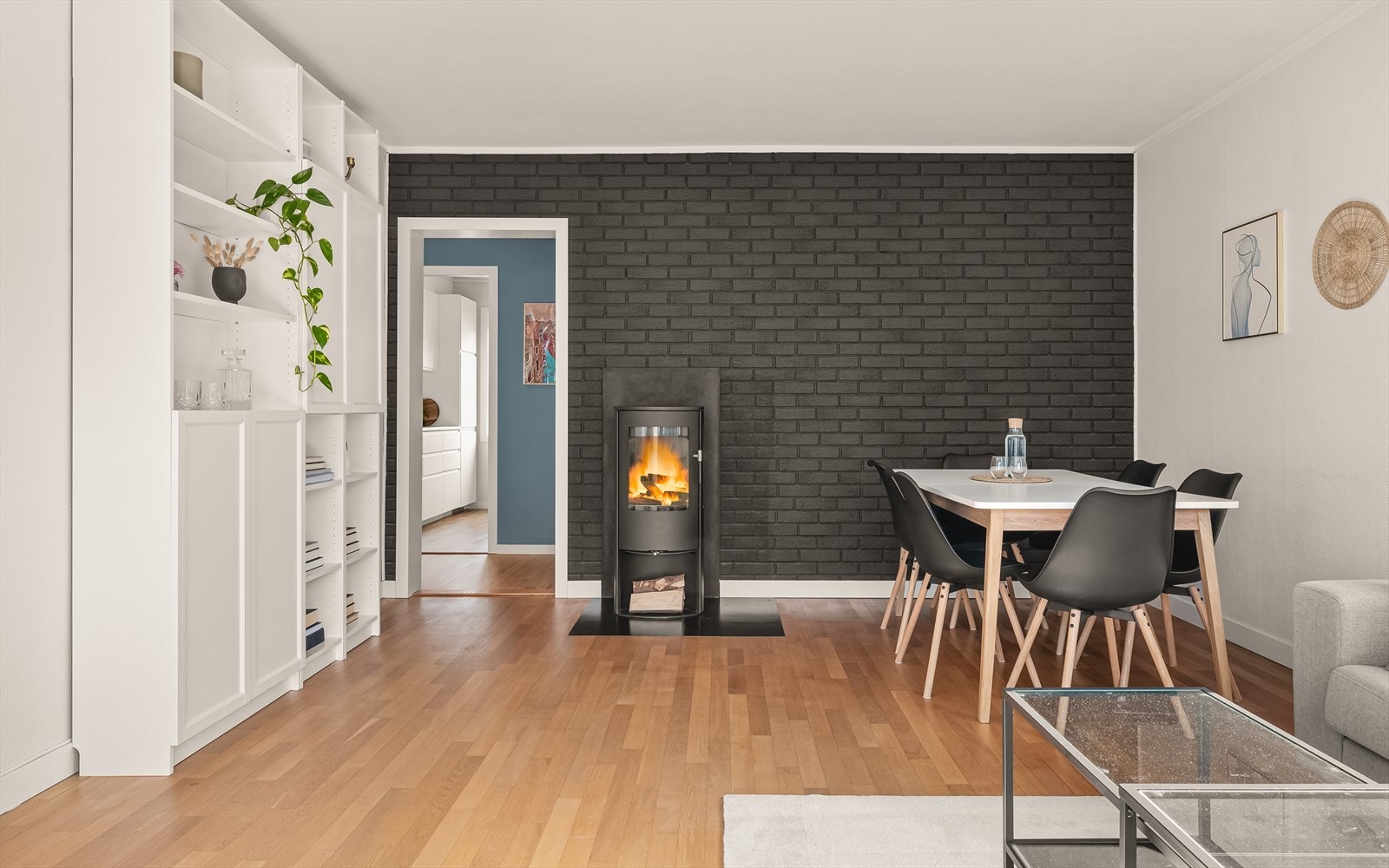 Stuen har god plass til å innrede etter eget ønske. Legg merke til den malte murveggen som gir et kult og urbant preg til stuen. Galleribilde