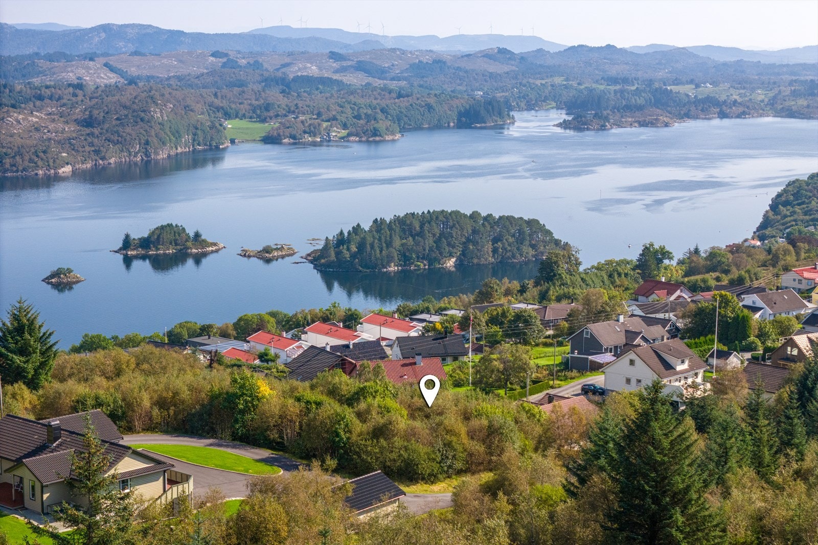 Tomten ligger fritt til, høyt i terrenget med nydelig utsikt til Førresfjorden! Galleribilde