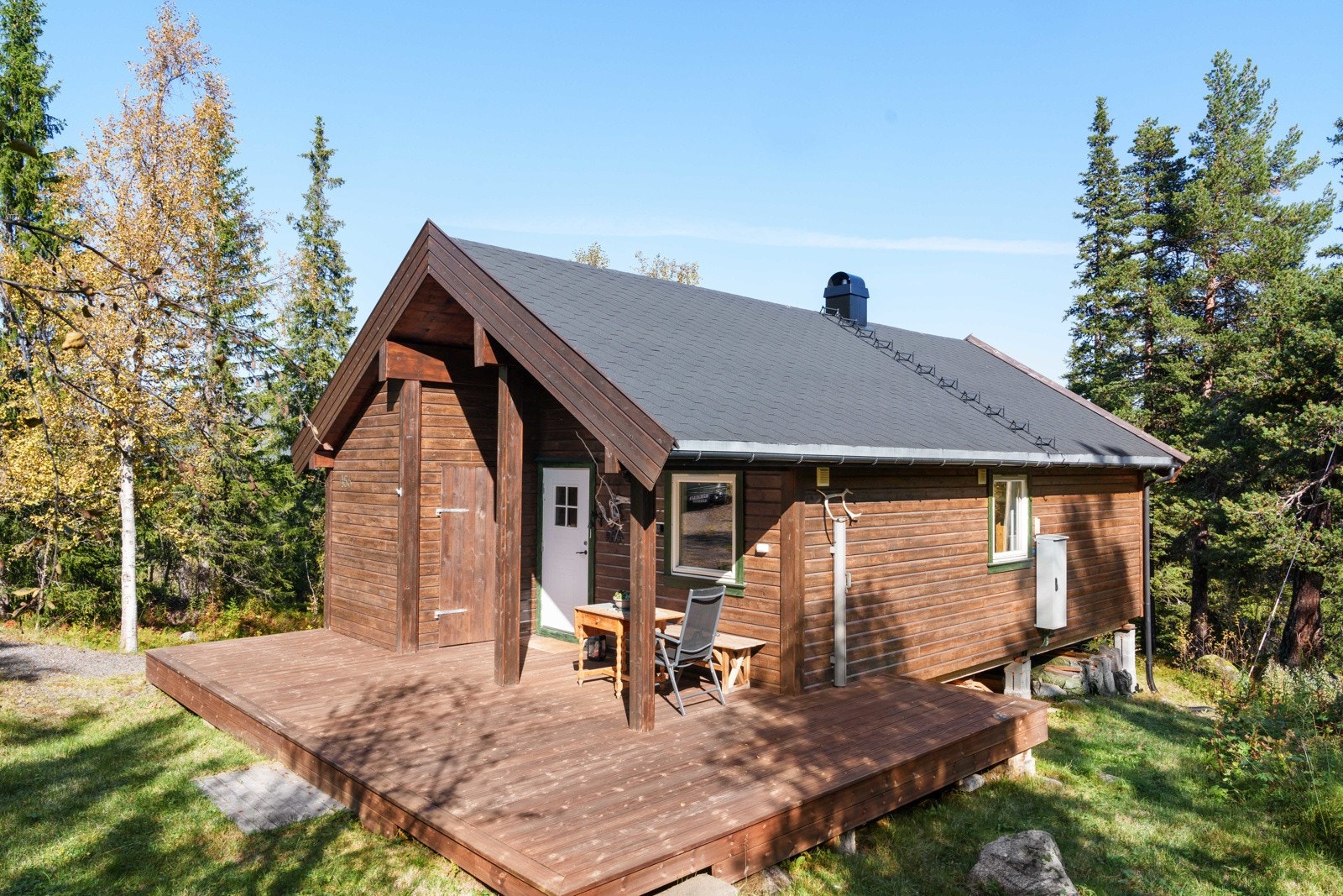 Hytta har flott opparbeidet platting og uteområde som hvor man kan nyte dagene både sommer og vinter. Galleribilde