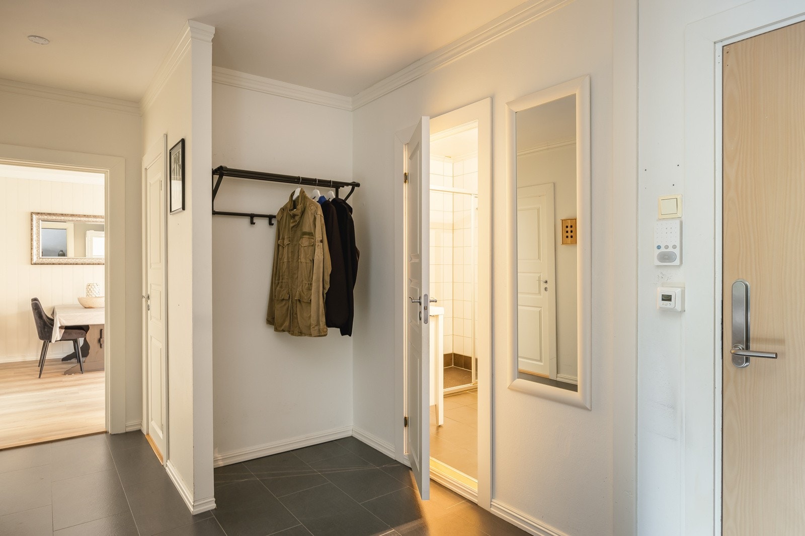 Lys og romslig entré med varme i gulv. Galleribilde