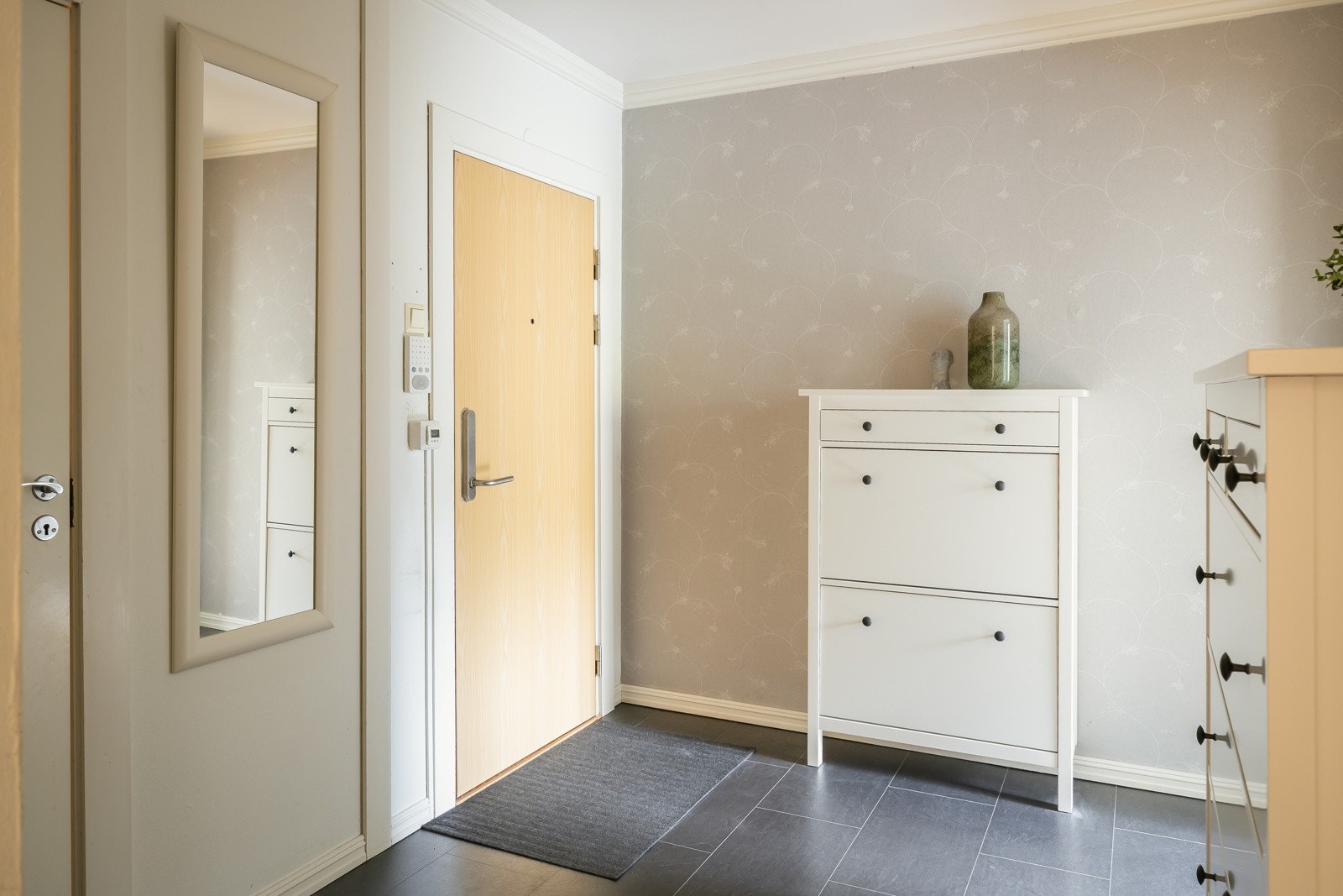 Leiligheten har adkomst via felles inngangsparti og trapperom. Galleribilde